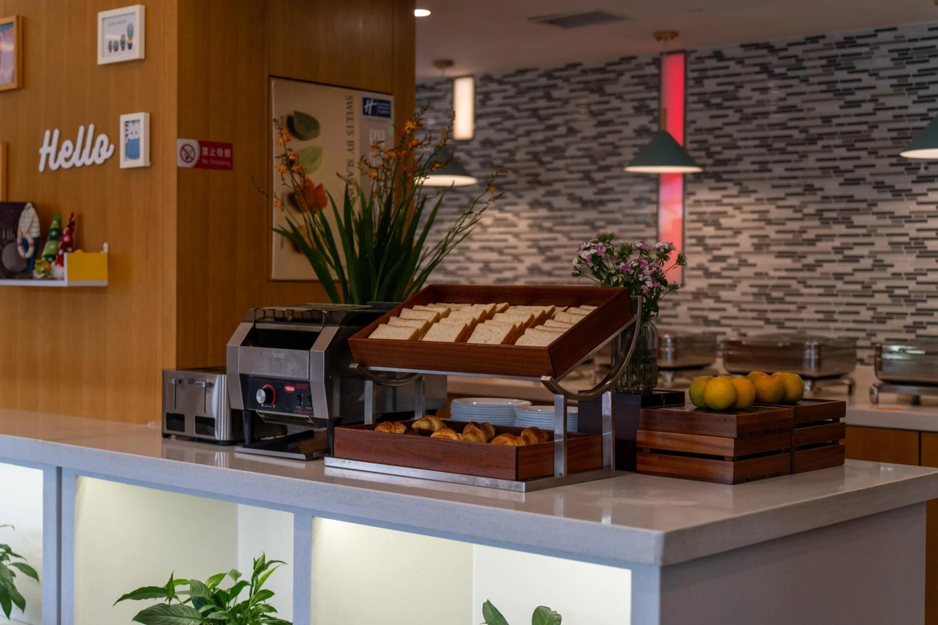 Restaurant/places to eat in Holiday Inn Express Chengdu Airport Zone Shuangliu International Airport