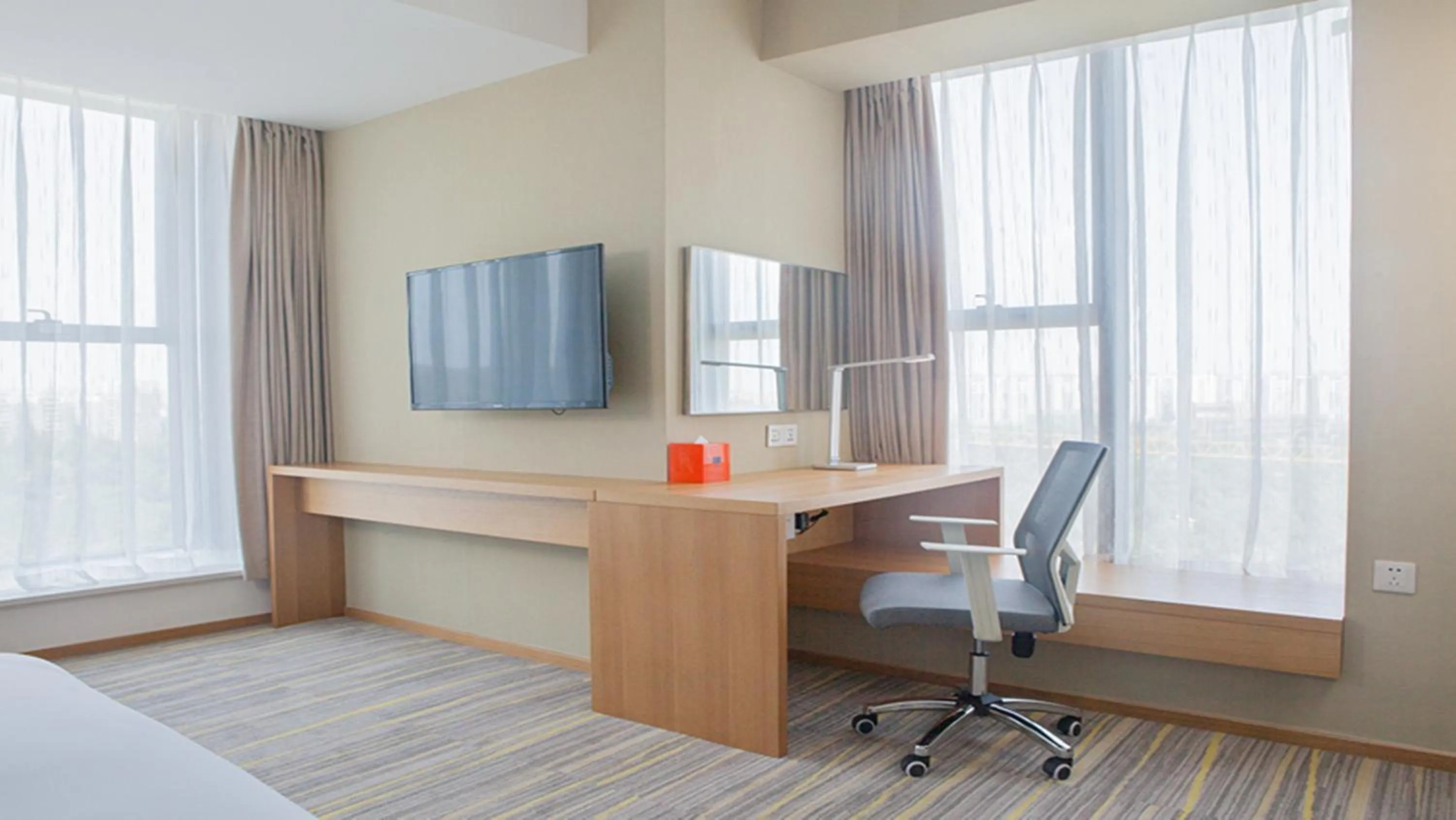 Photo of the whole room, Bed in Holiday Inn Express Chengdu Airport Zone Shuangliu International Airport