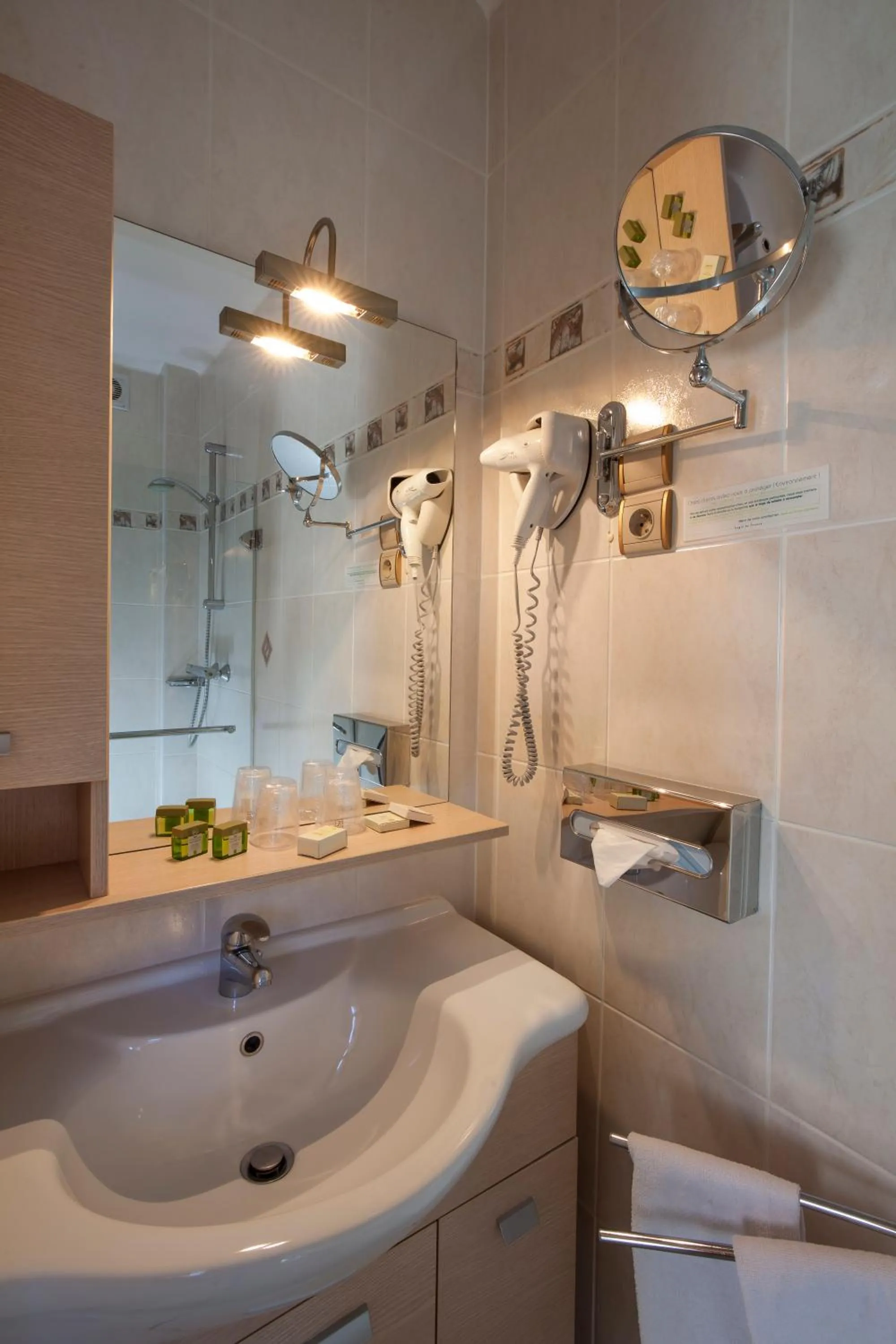 Bathroom in Logis Hostellerie Motel Au Bois Le Sire