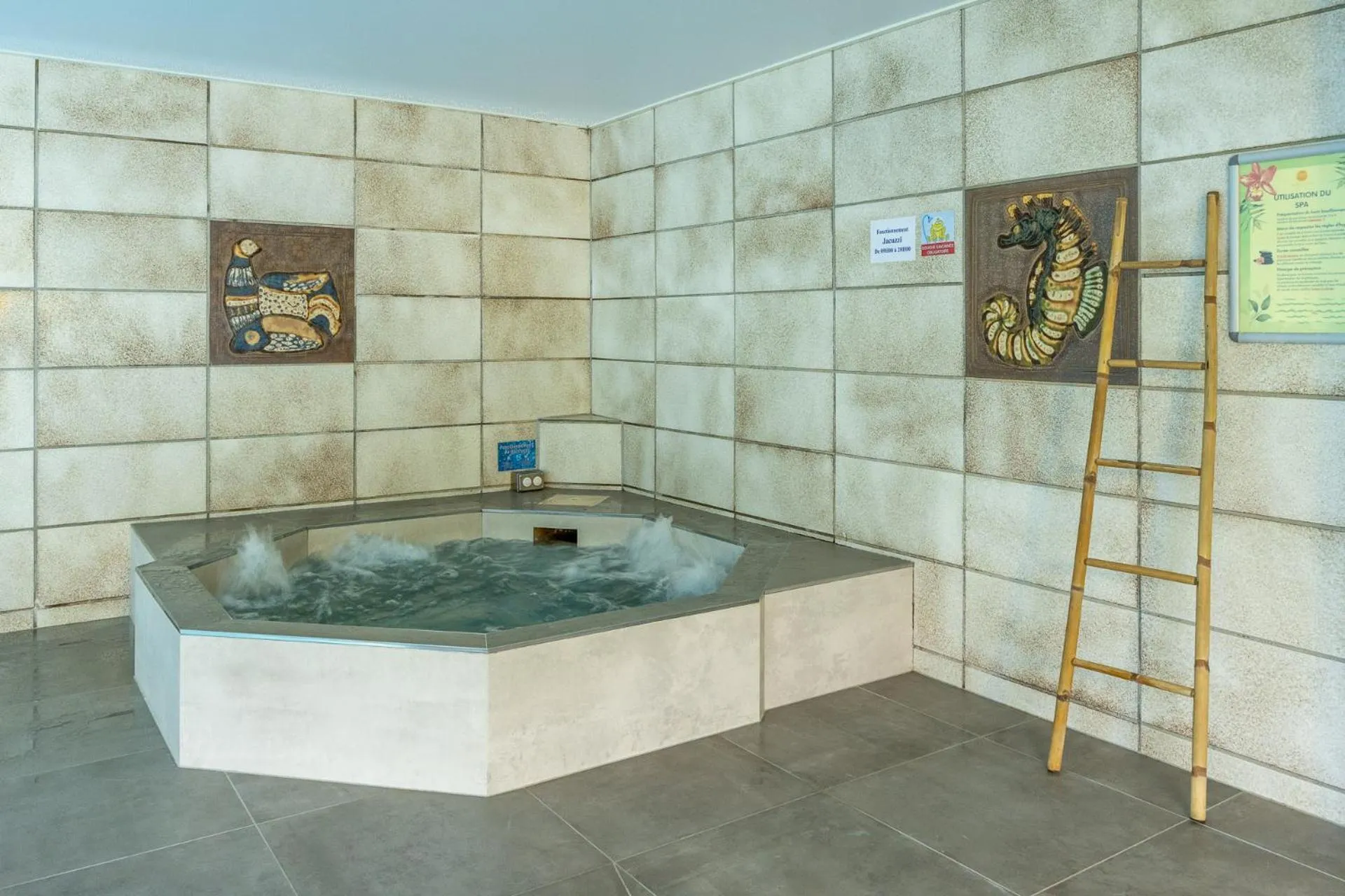 Spa and wellness centre/facilities in Logis Hostellerie Motel Au Bois Le Sire