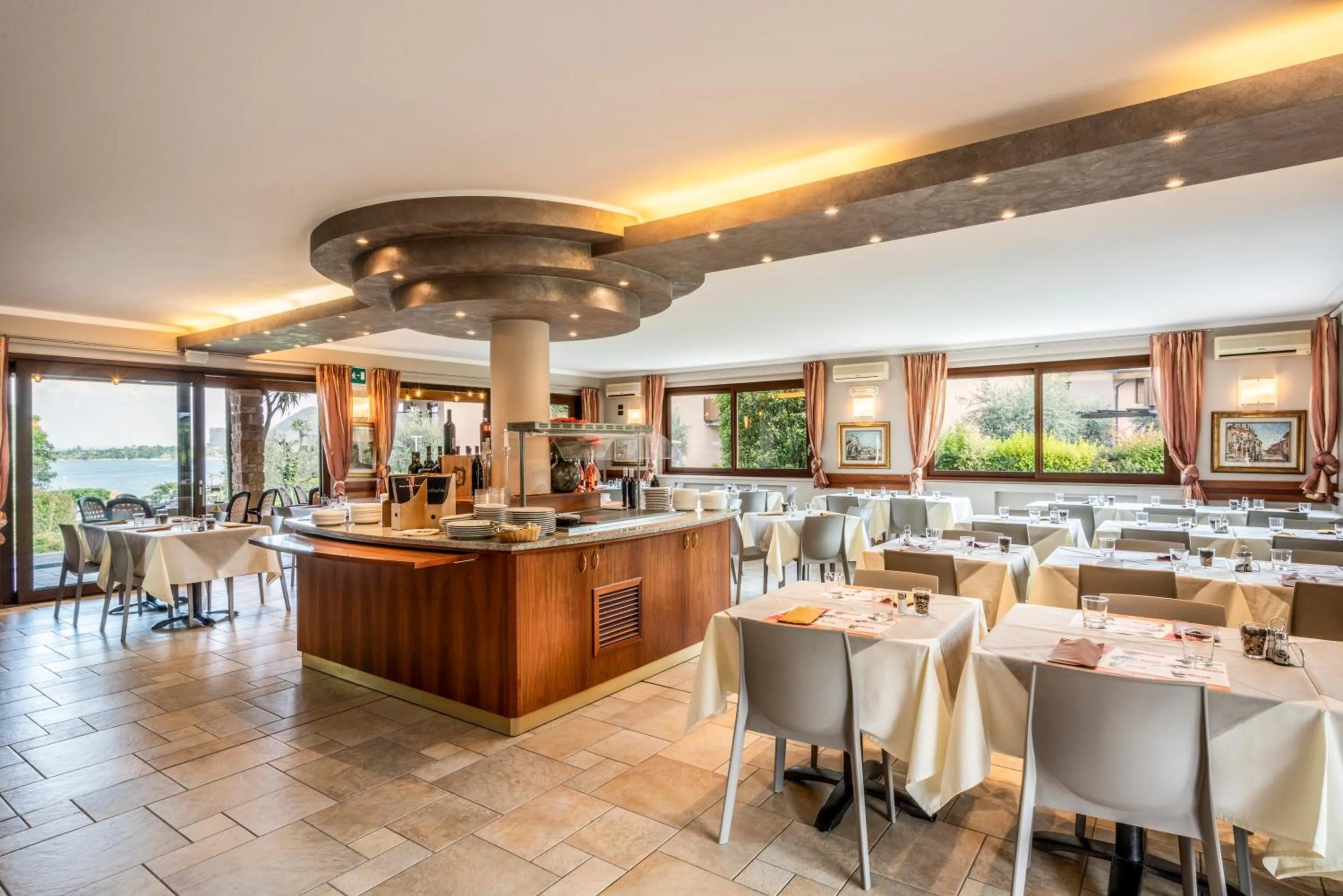 Restaurant/places to eat in Onda Blu Resort