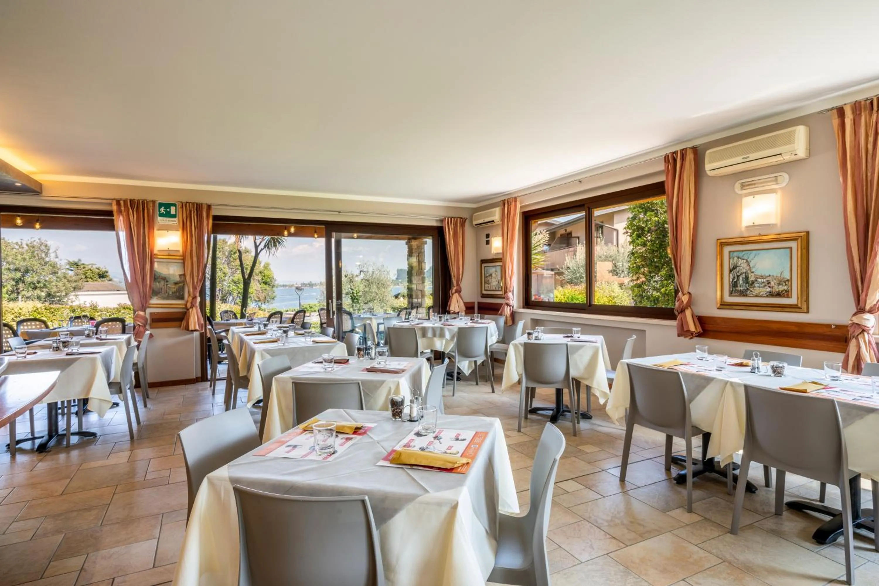 Restaurant/places to eat in Onda Blu Resort