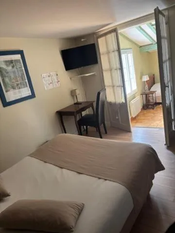 Bed in Logis Hôtel de la Tour