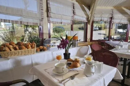 Restaurant/places to eat in Logis Hôtel de la Tour