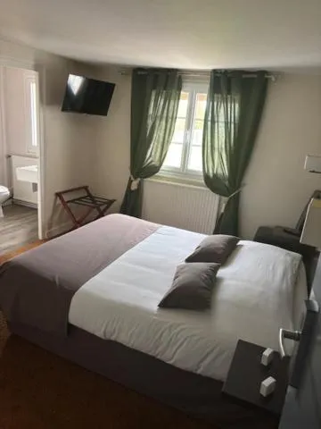 Bed in Logis Hôtel de la Tour