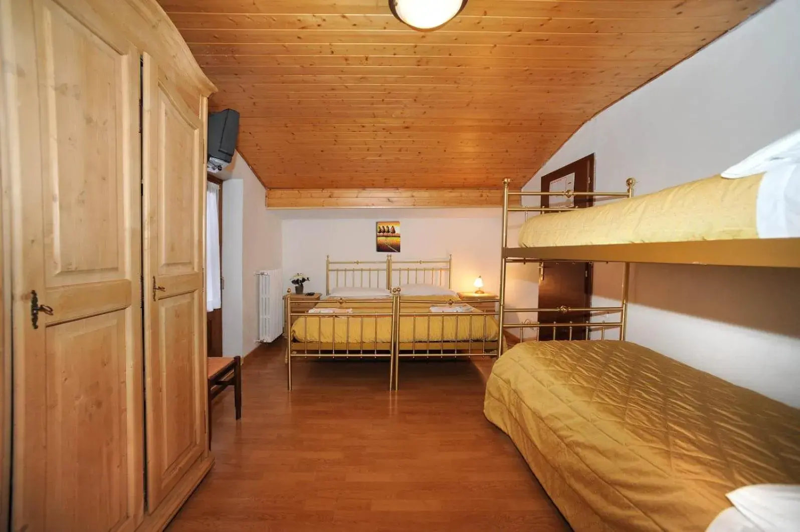 Quadruple Room in Hotel Bucaneve Quadruple Room in Hotel Bucaneve