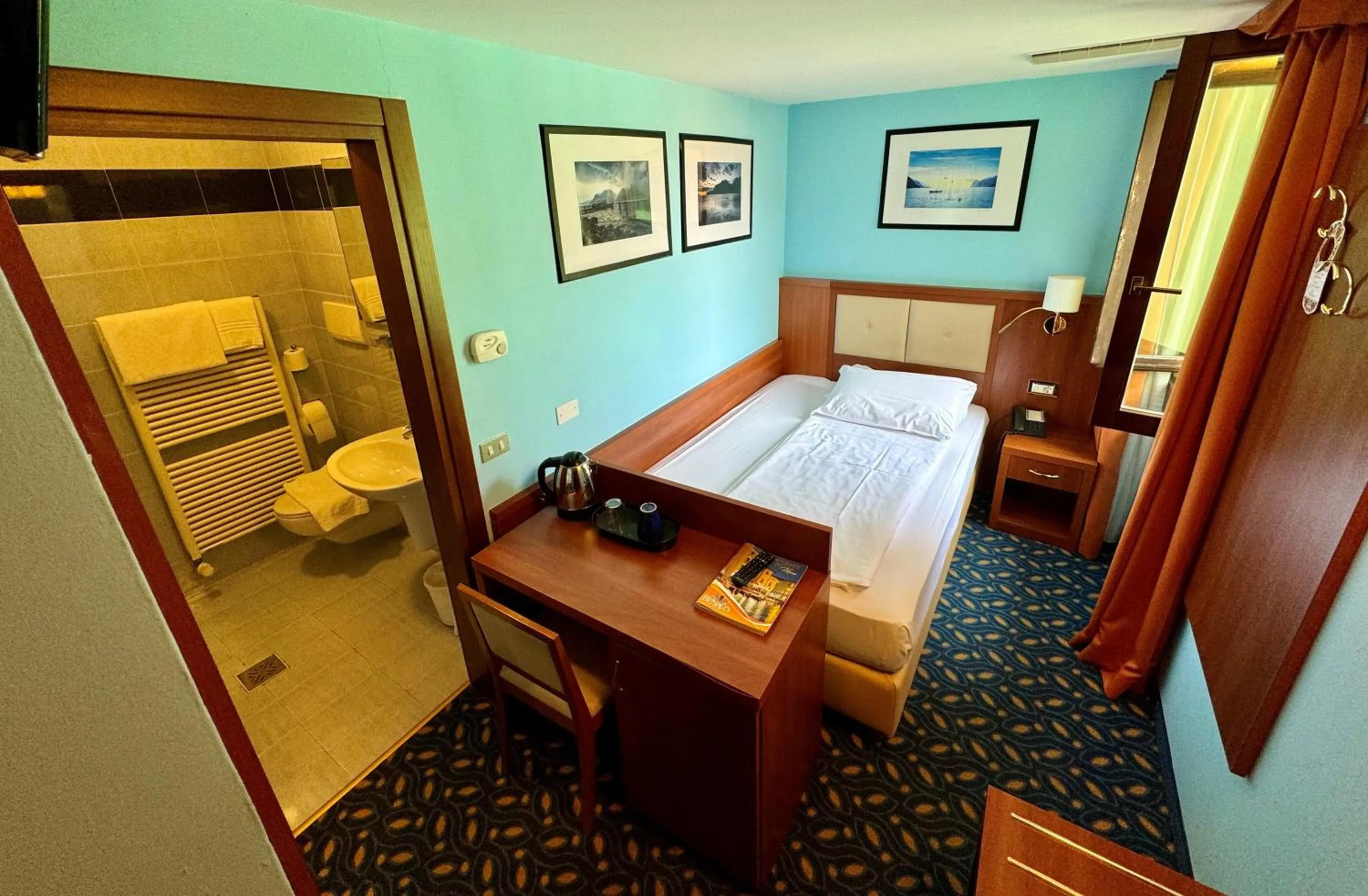 Toilet, Bed in Lake Hotel Benaco