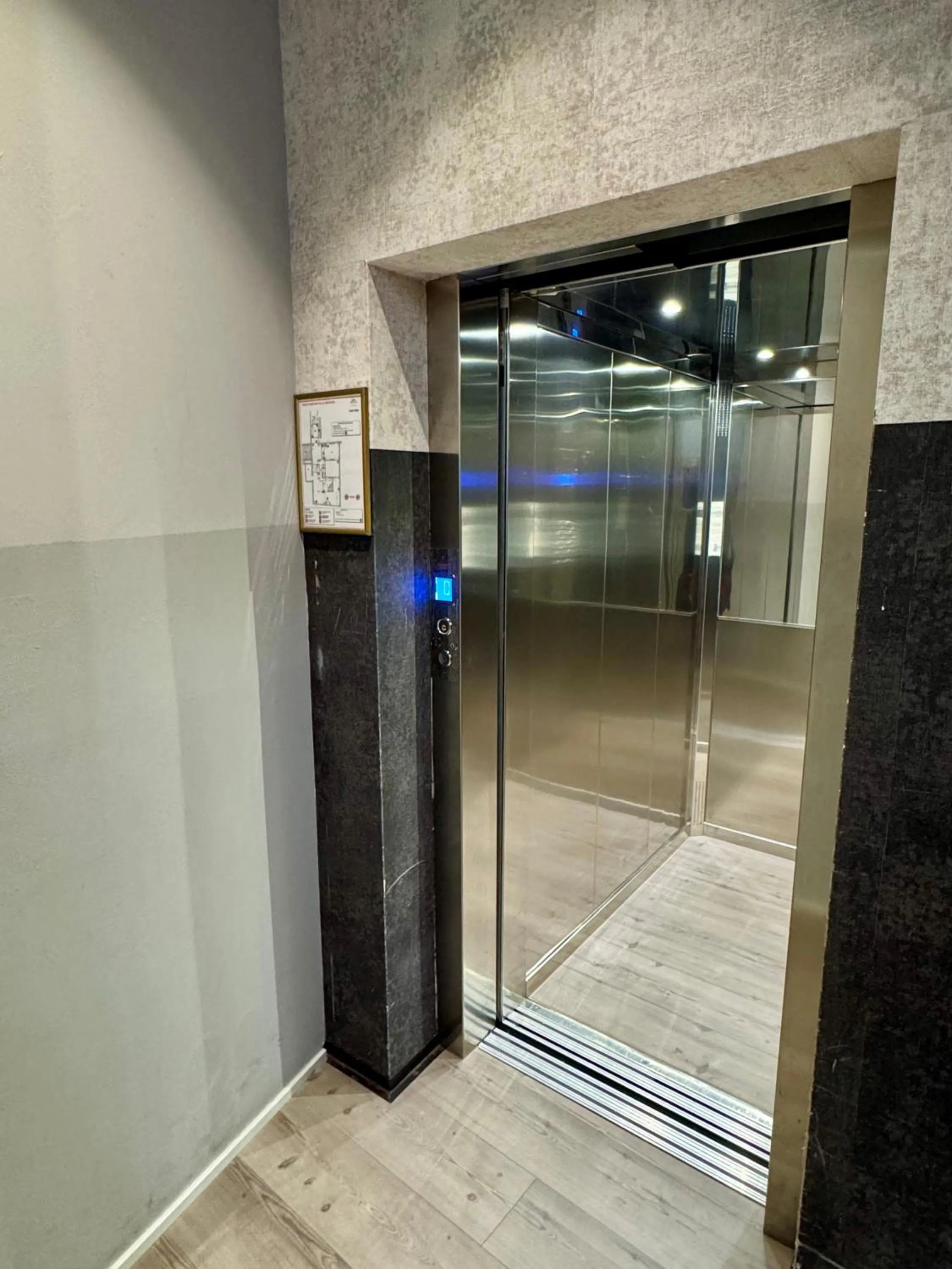 elevator in Lake Hotel Benaco
