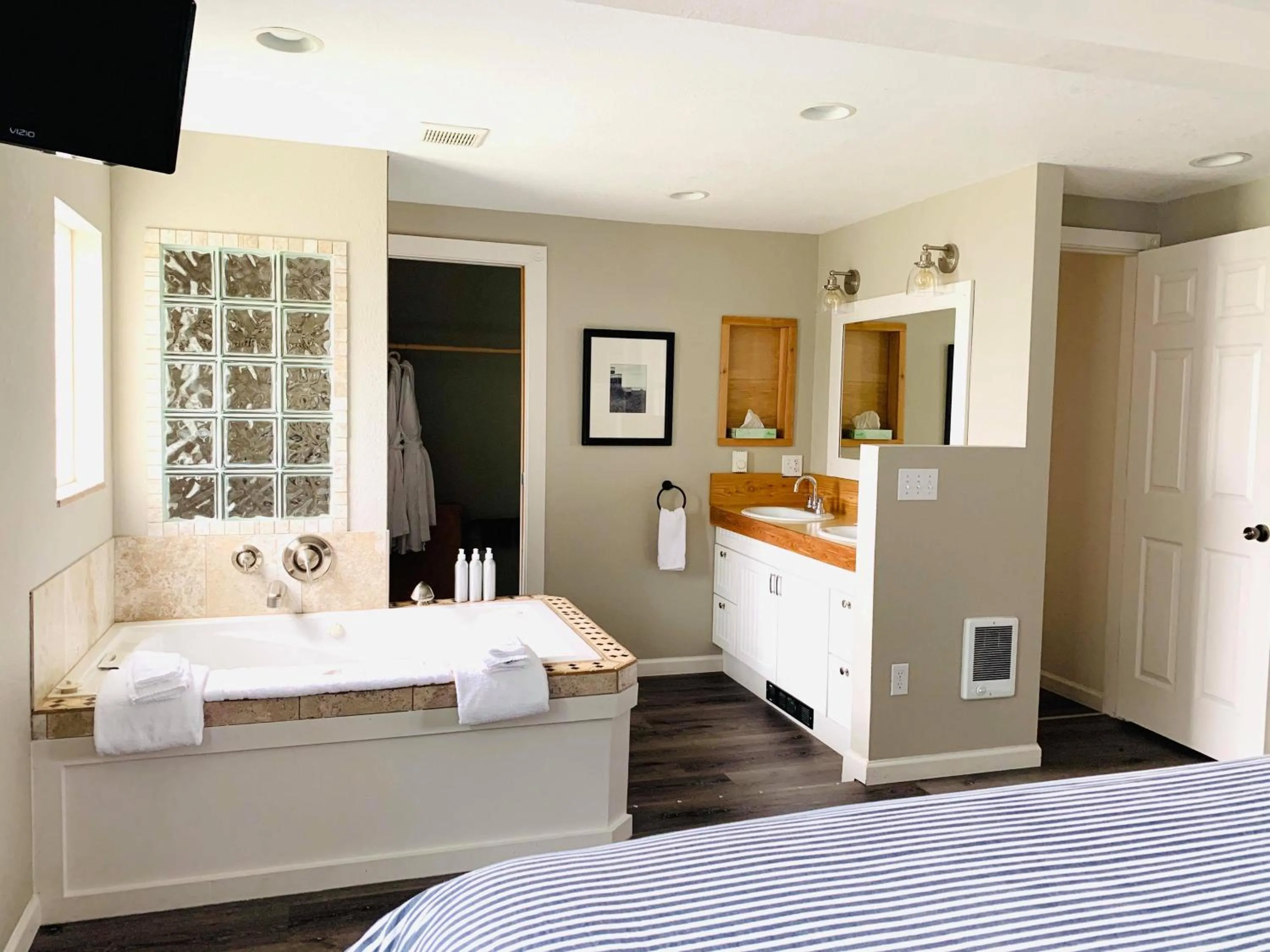Bathroom, Bed in Boardwalk Cottages