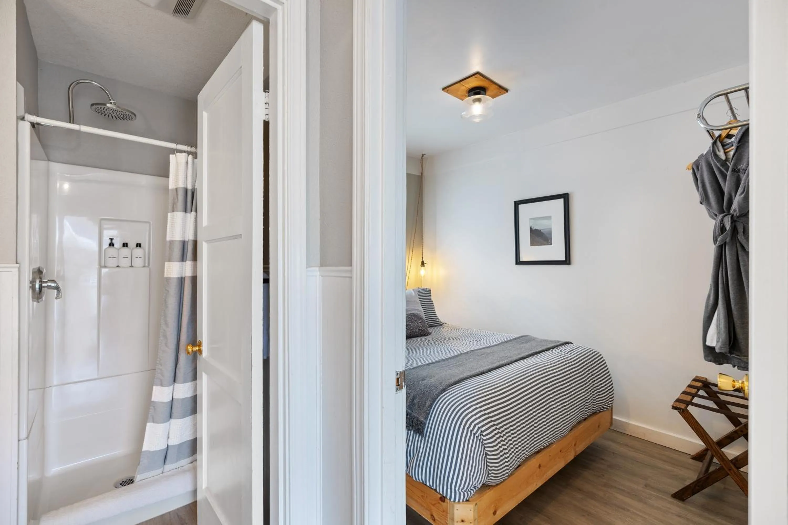 Bathroom, Bed in Boardwalk Cottages