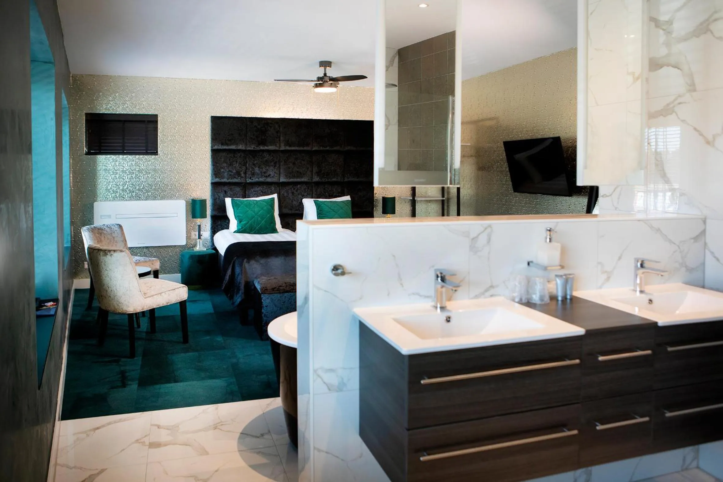 Shower in Hotel Amerika