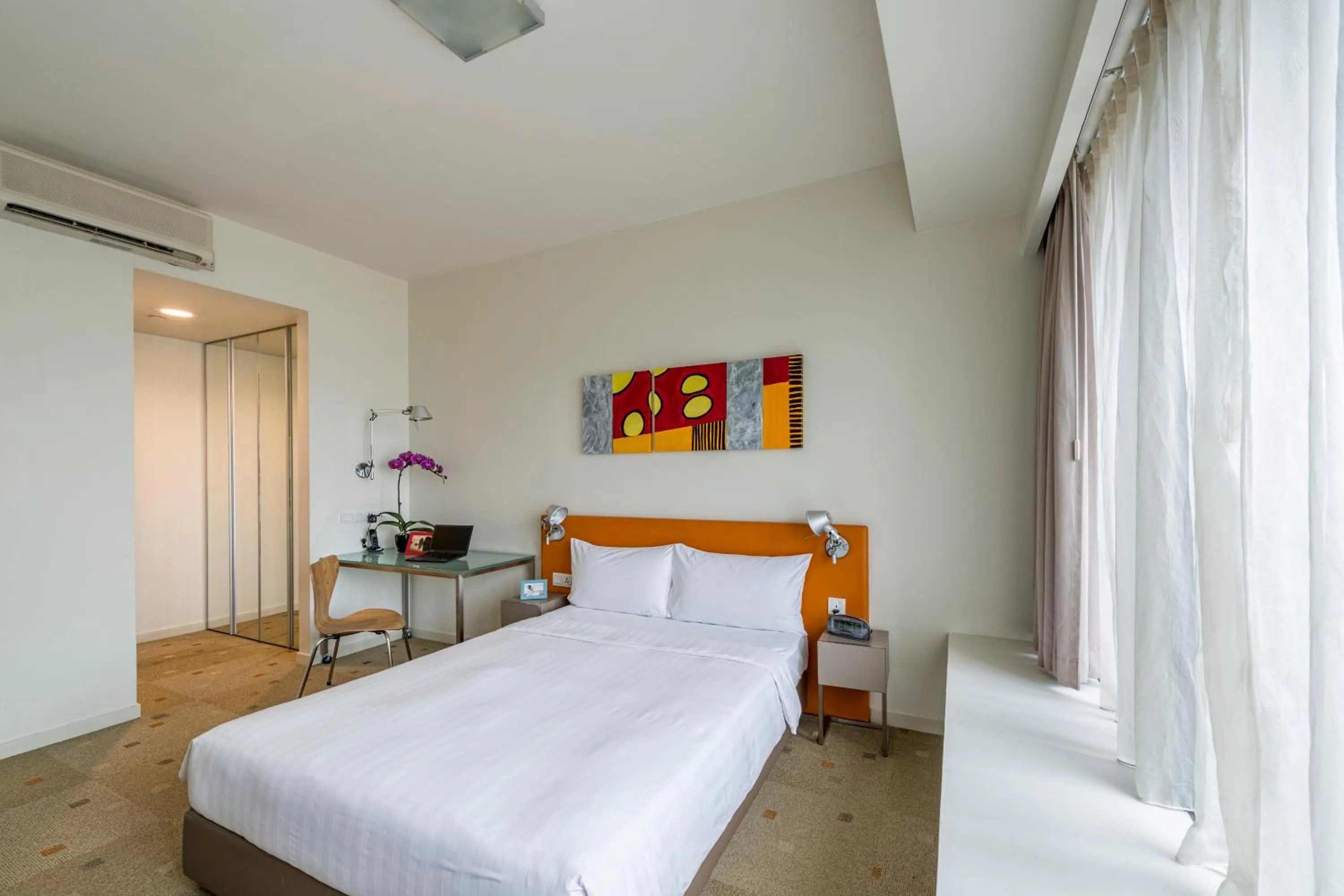 Photo of the whole room, Room Photo in Citadines Mount Sophia Singapore