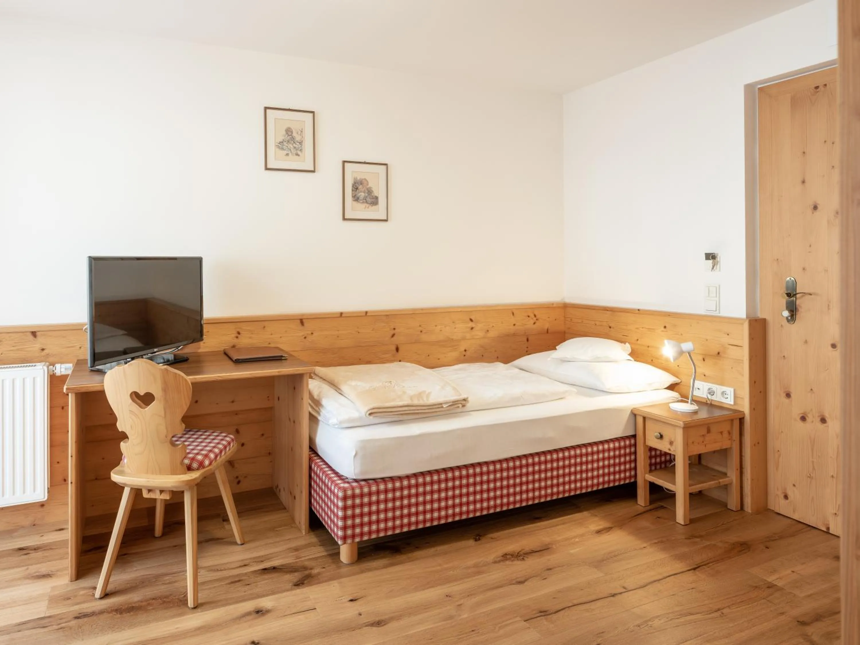 TV and multimedia, Bed in Hotel Falken