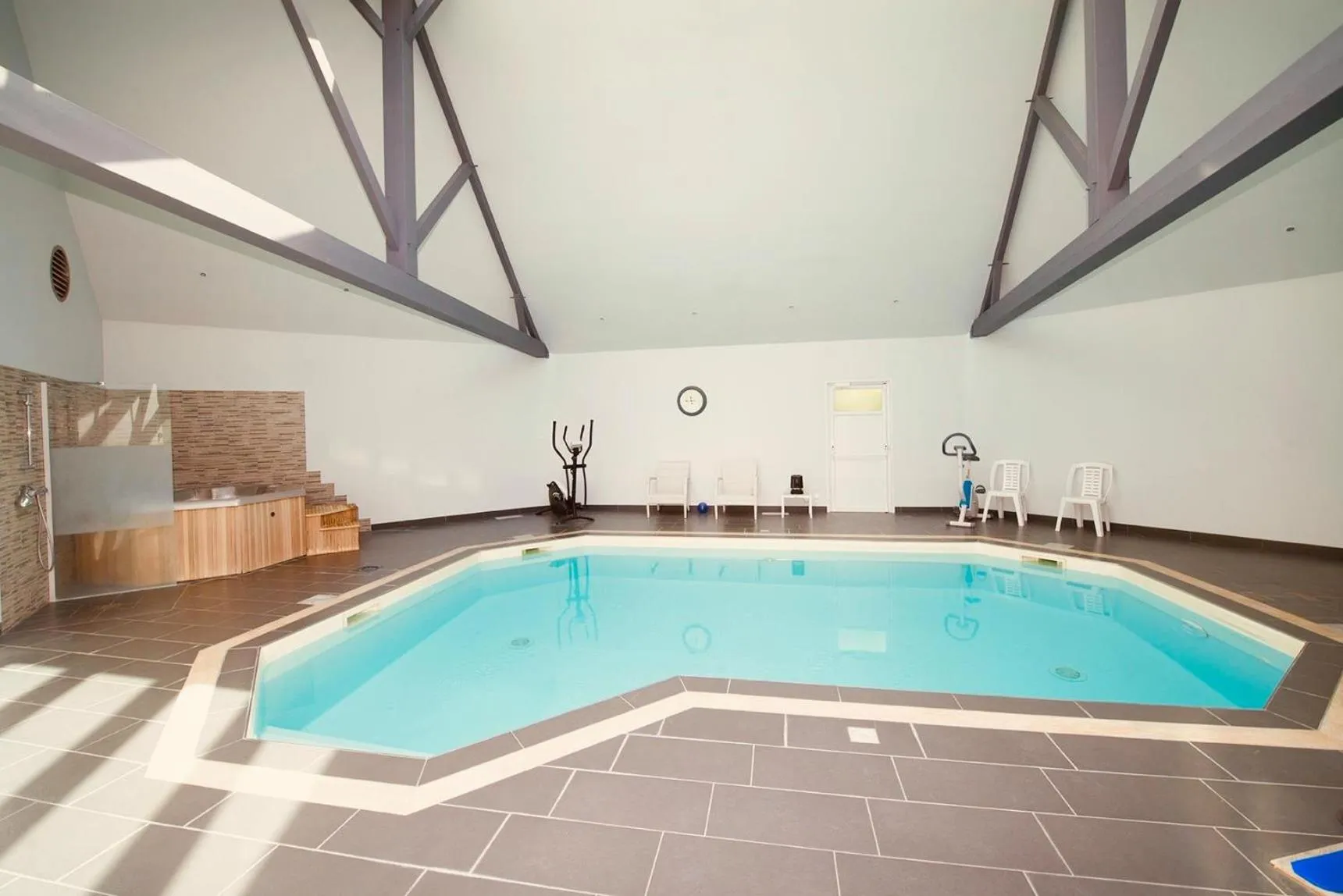 Swimming pool in Logis Auberge Bienvenue