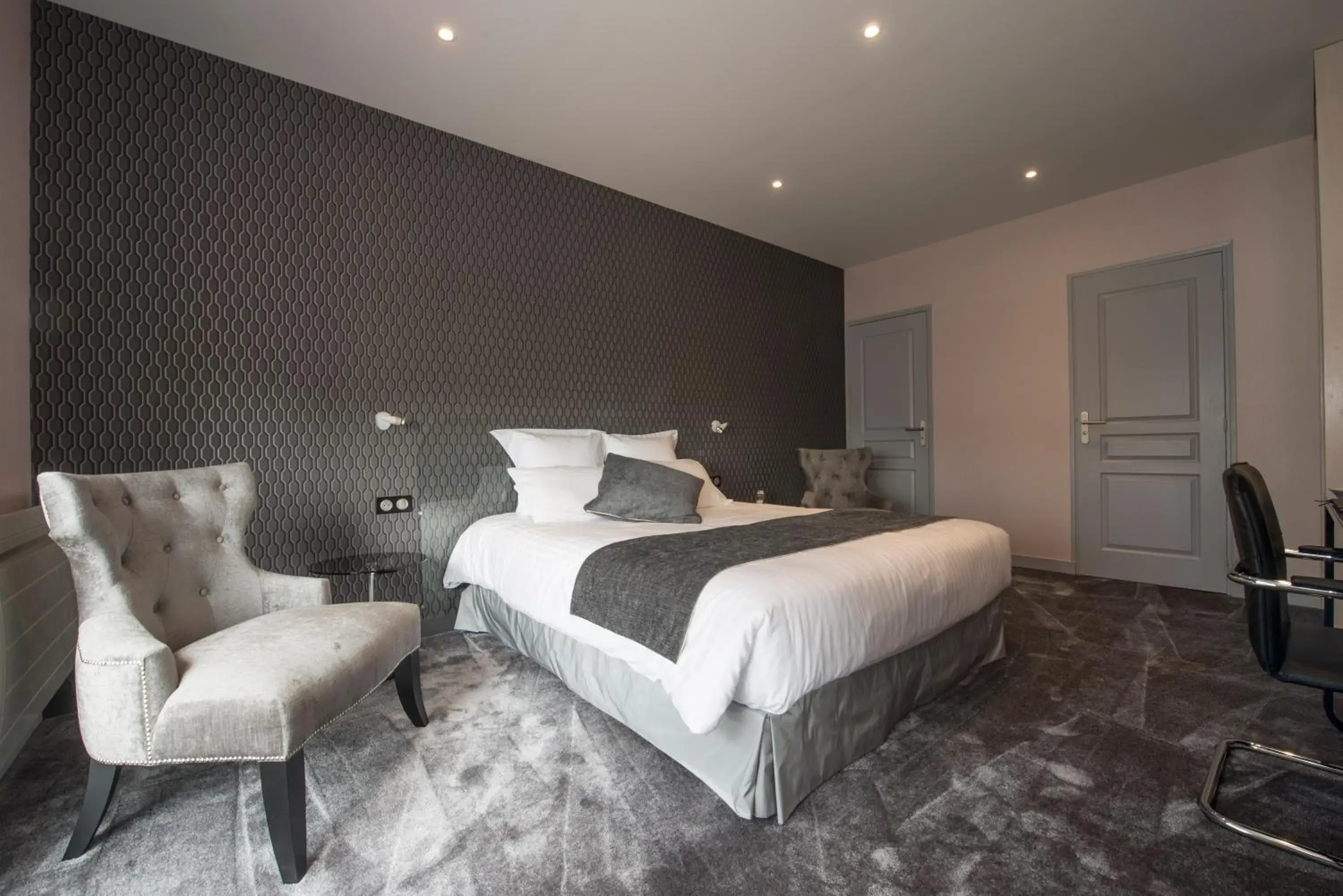 Large Double Room in Logis Auberge Bienvenue Large Double Room in Logis Auberge Bienvenue