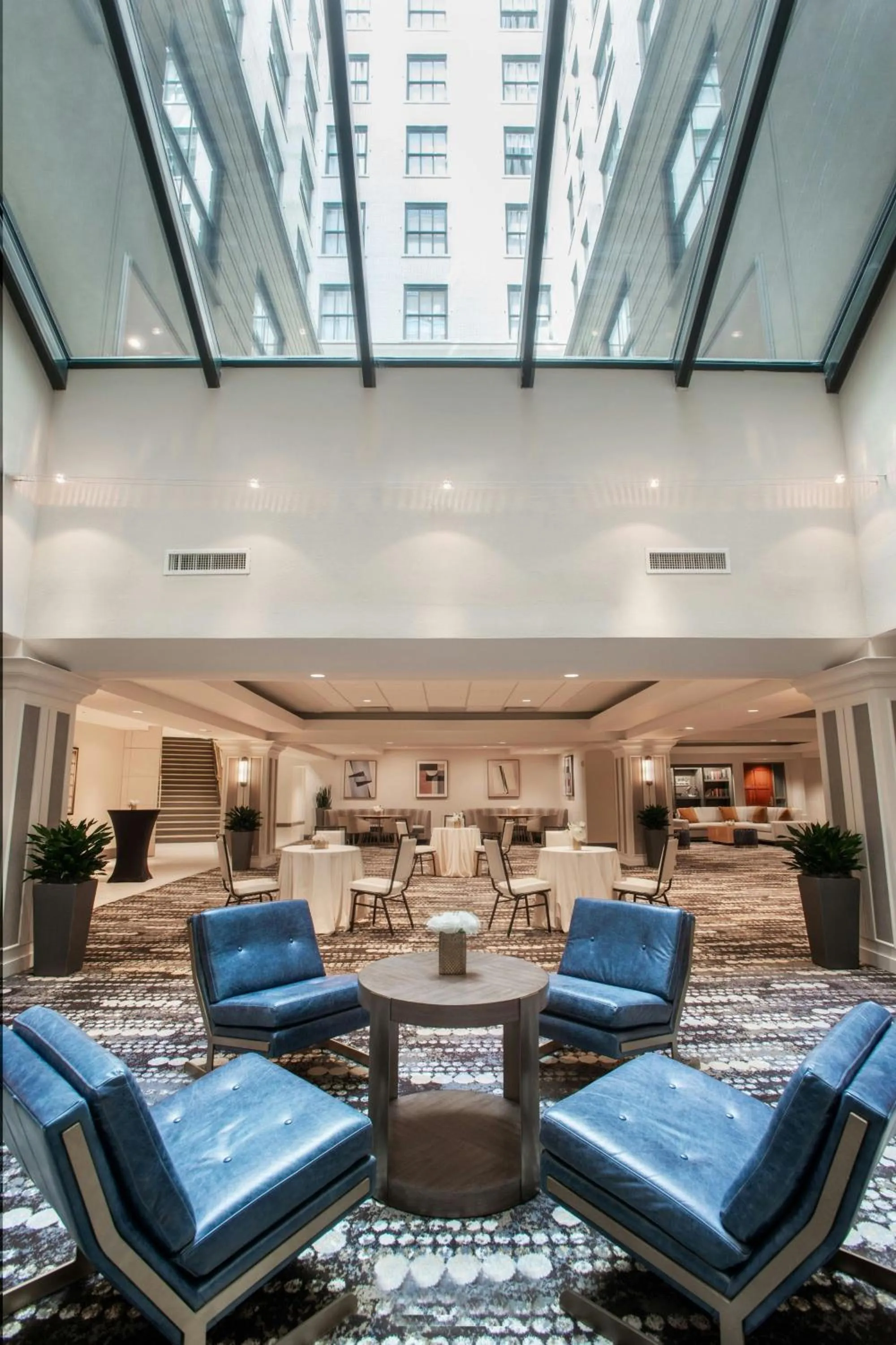 Lounge or bar in Magnolia Hotel Denver, a Tribute Portfolio Hotel