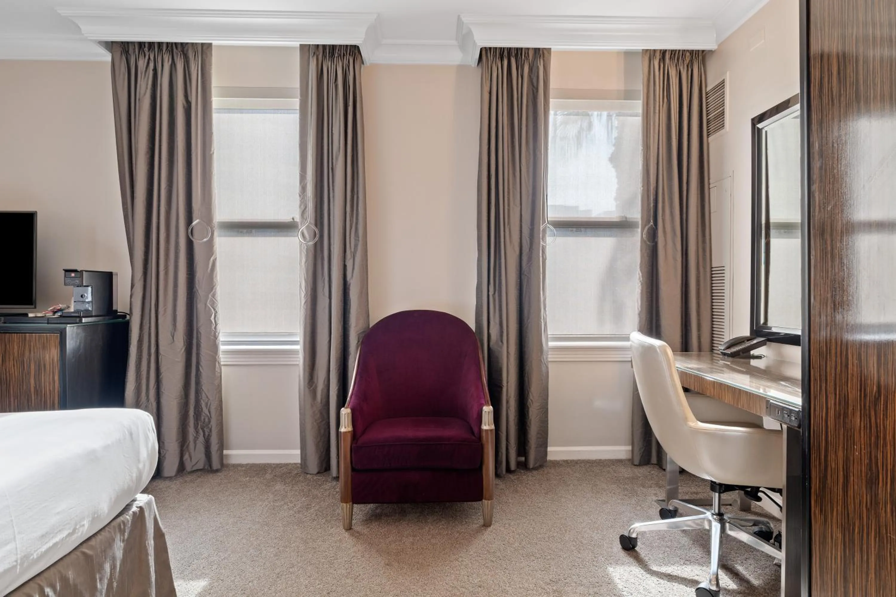 Seating area in Hotel De Anza