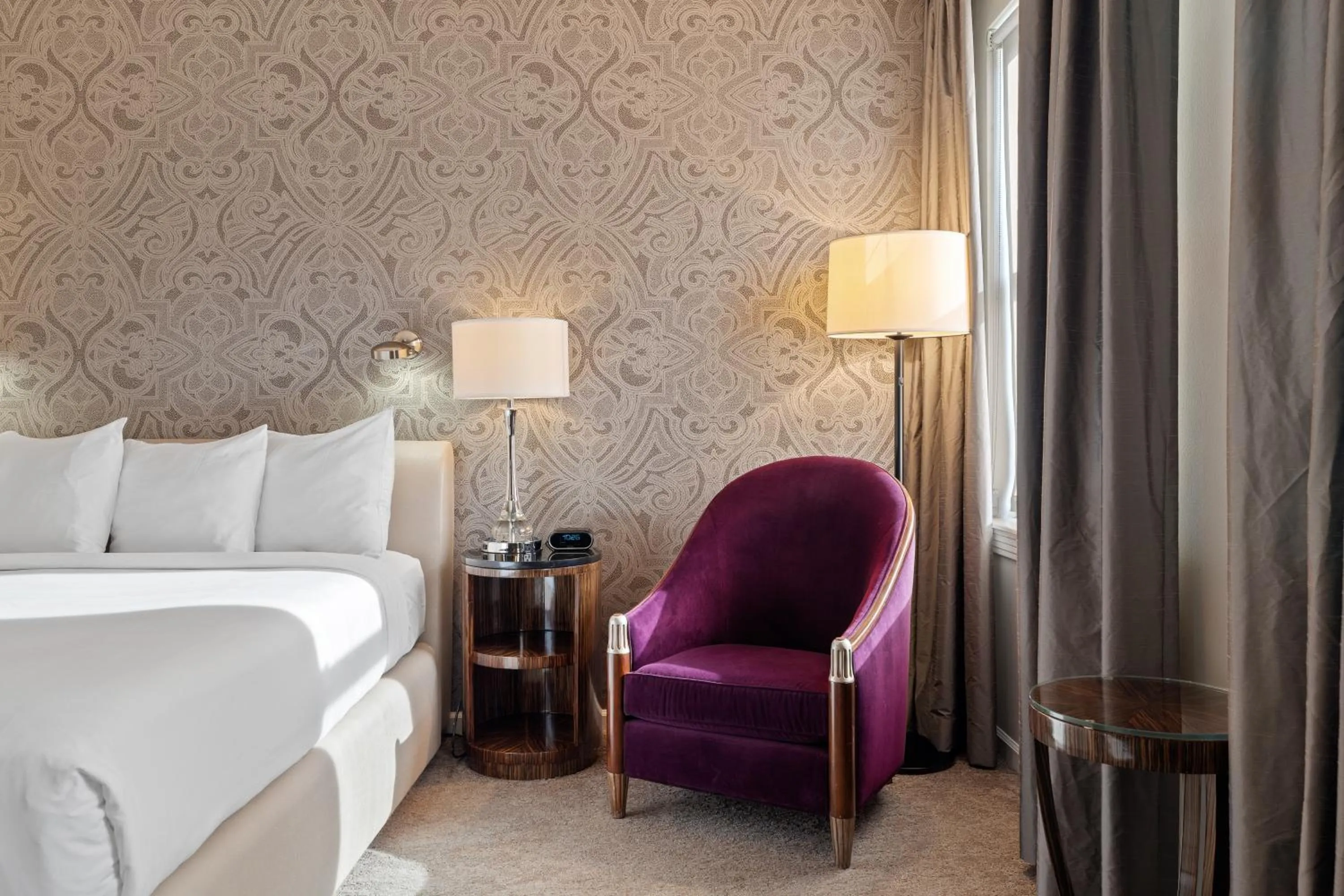 Seating area, Bed in Hotel De Anza