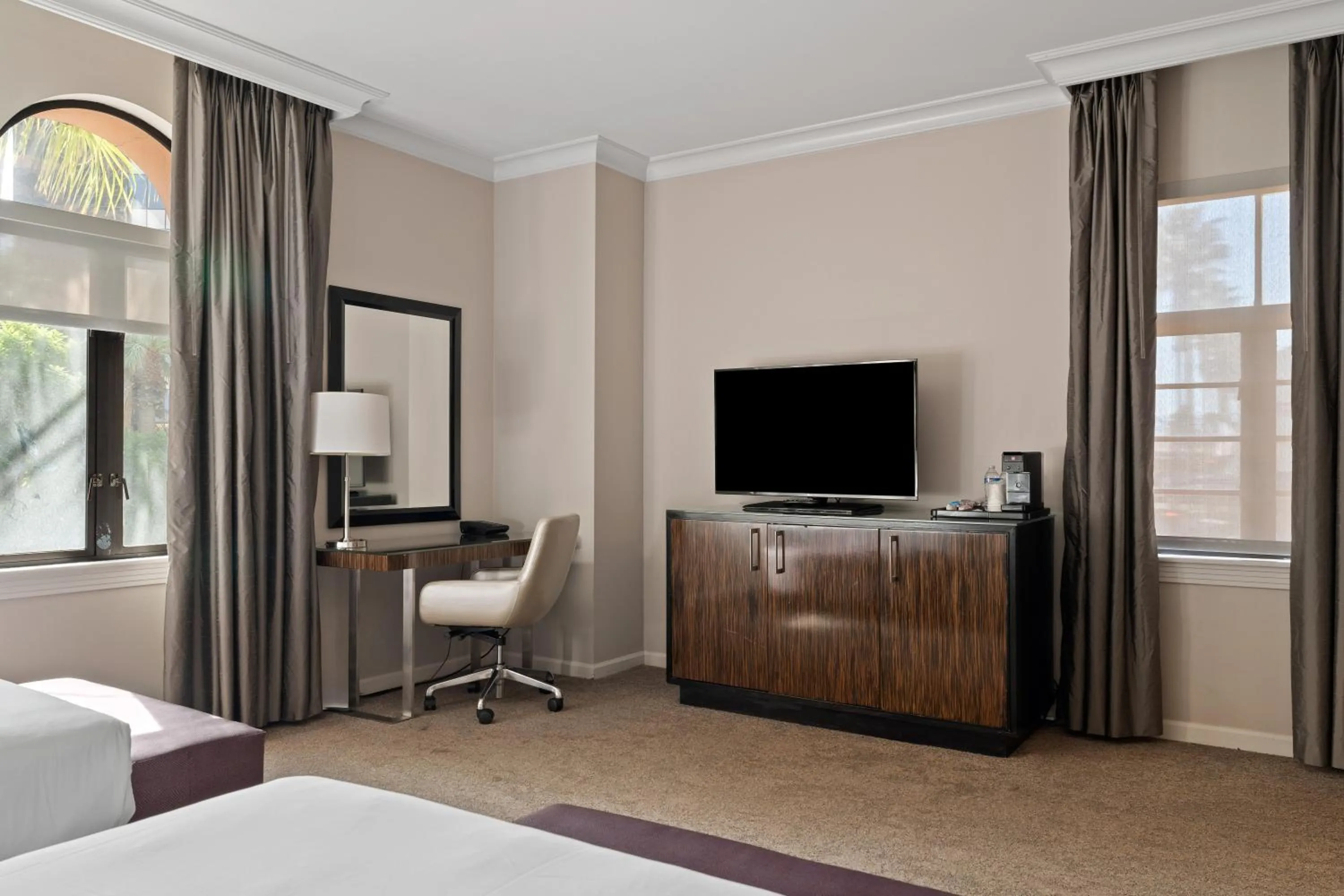TV and multimedia, Bed in Hotel De Anza