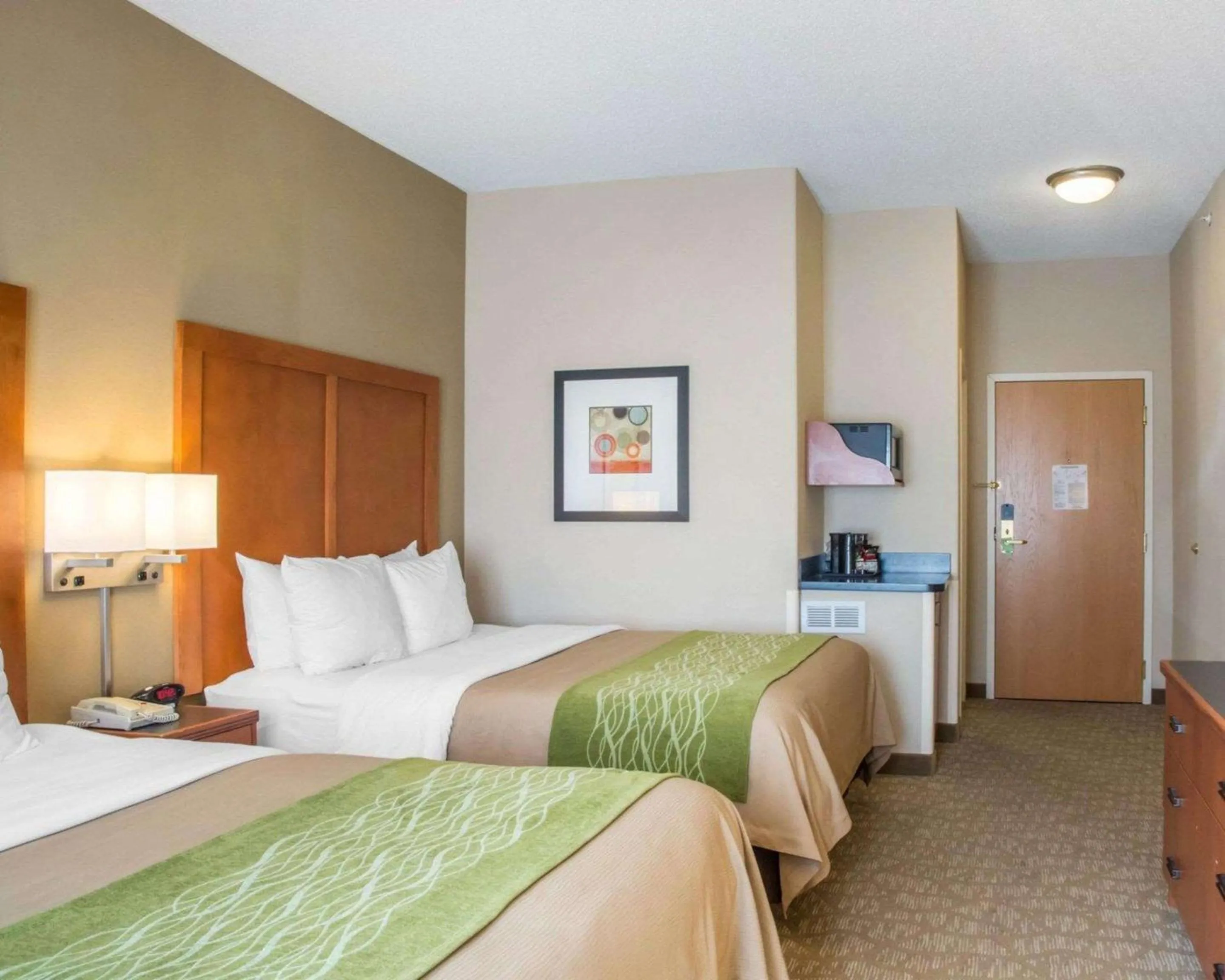 Photo of the whole room, Bed in Comfort Inn & Suites West Chester - North Cincinnati