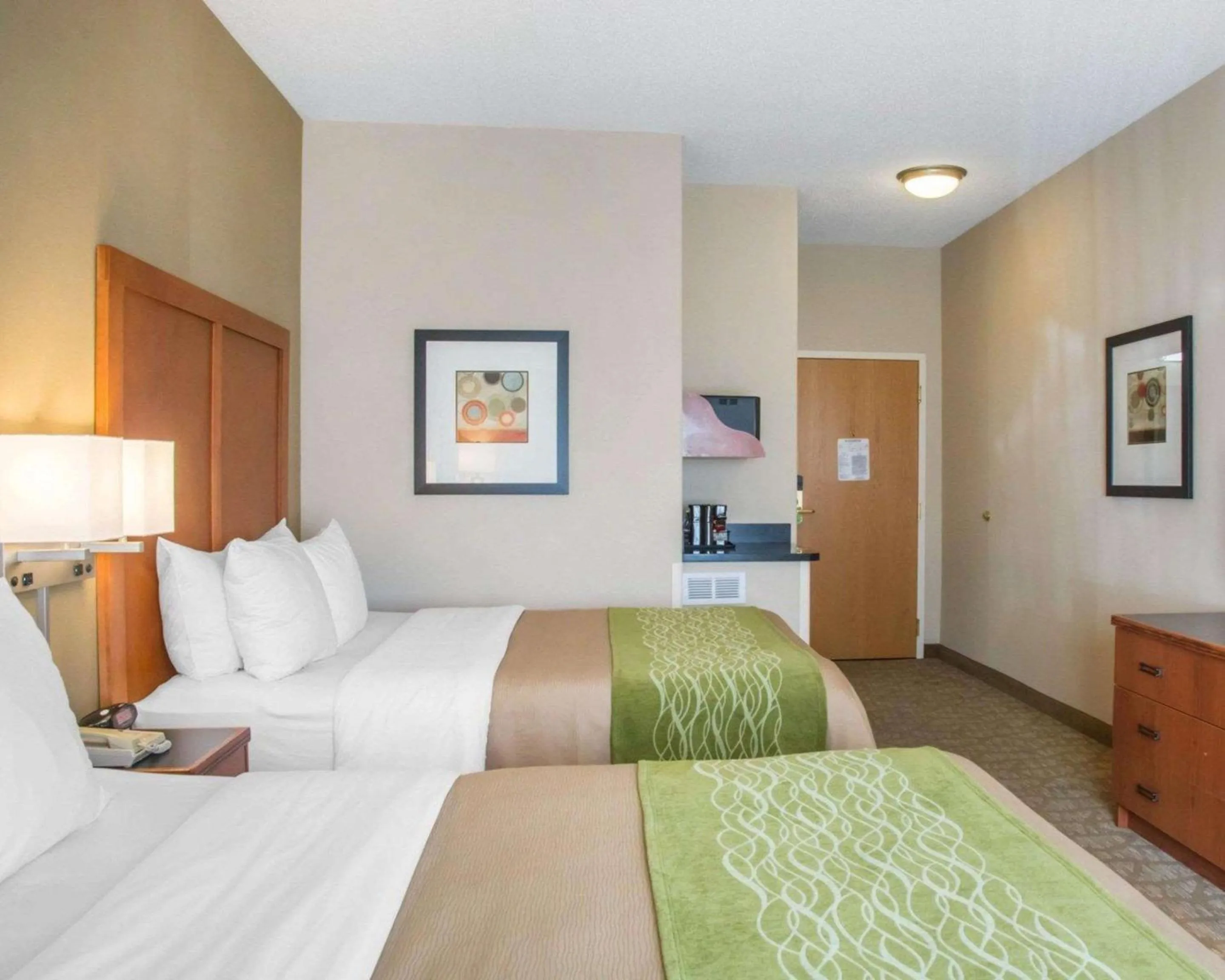 Photo of the whole room, Bed in Comfort Inn & Suites West Chester - North Cincinnati