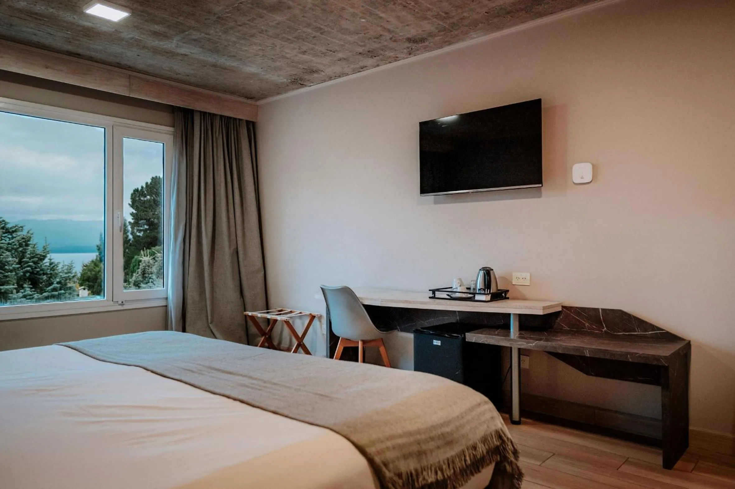 Bedroom, Bed in Basia Hotel & Sushi