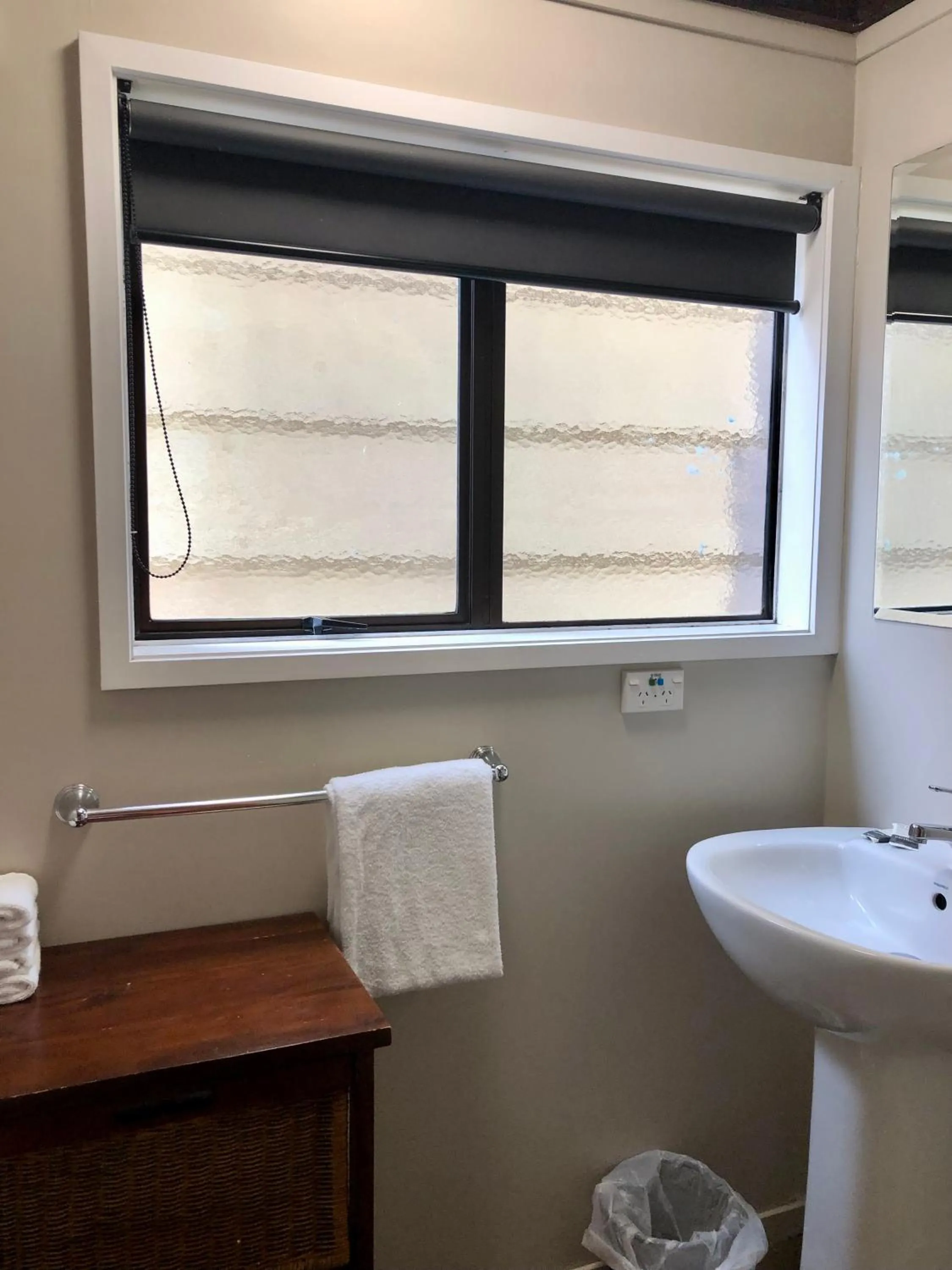 Bathroom in Alpine Motel