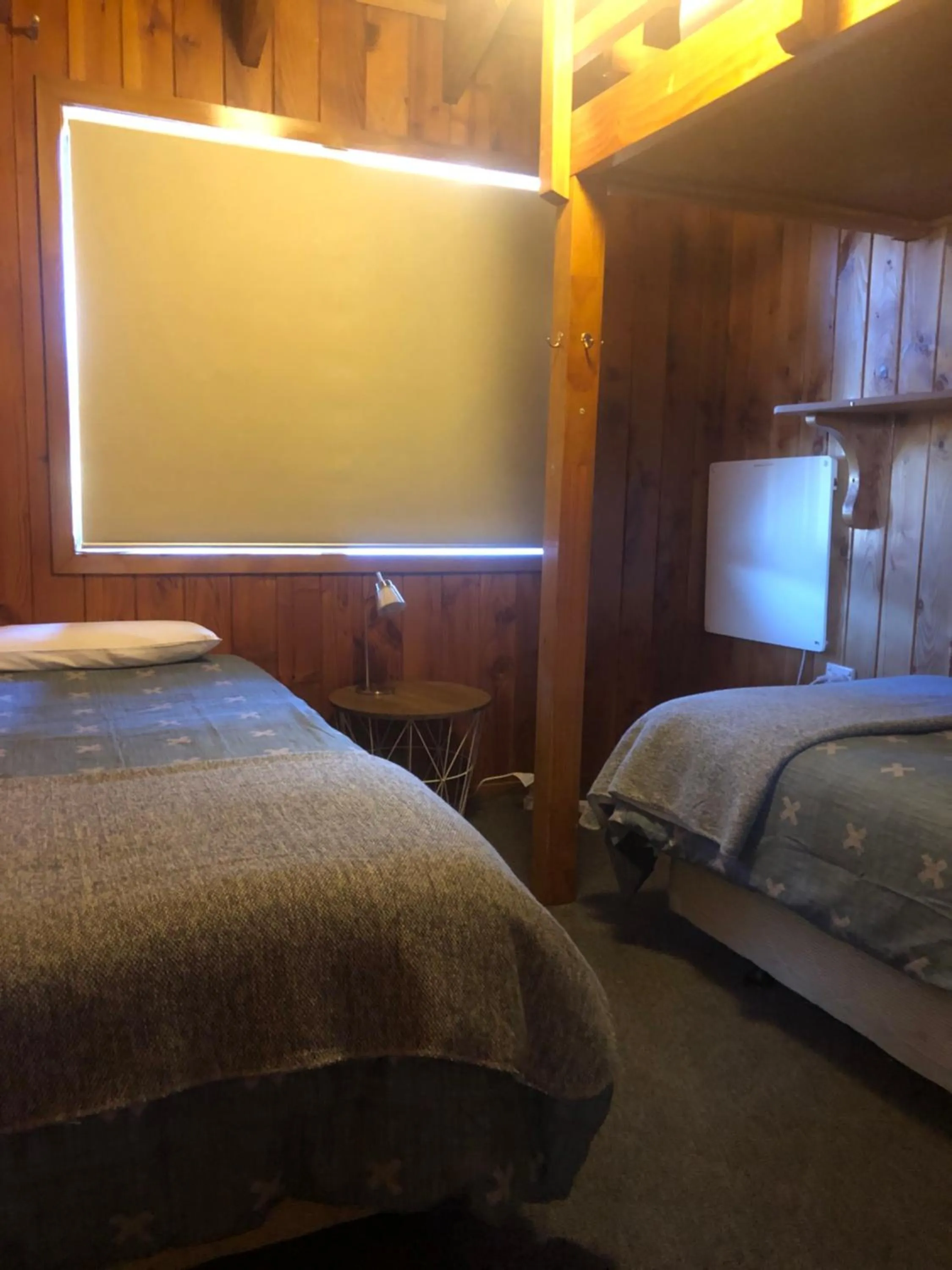Bedroom, Bed in Alpine Motel