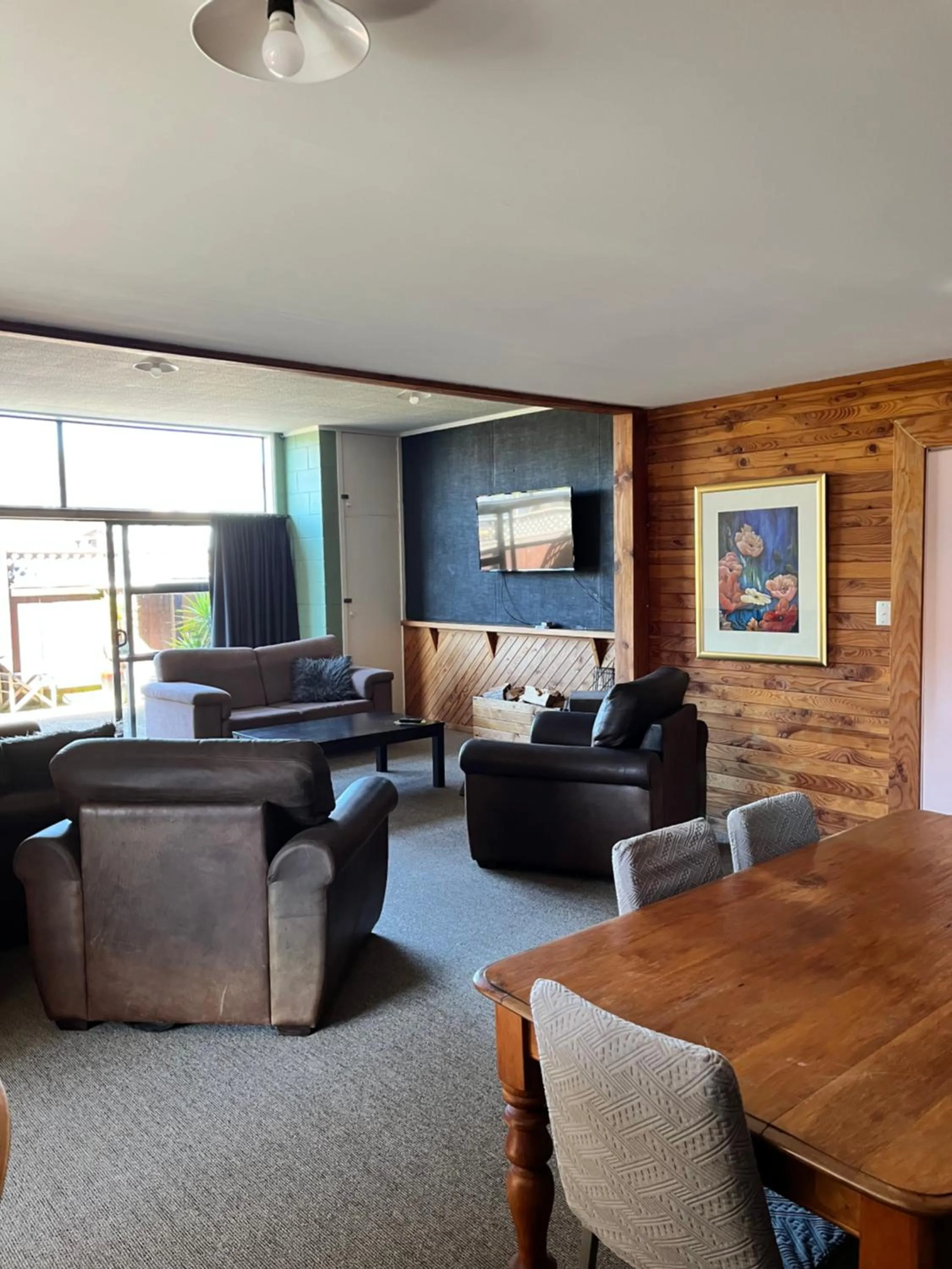 Living room in Alpine Motel