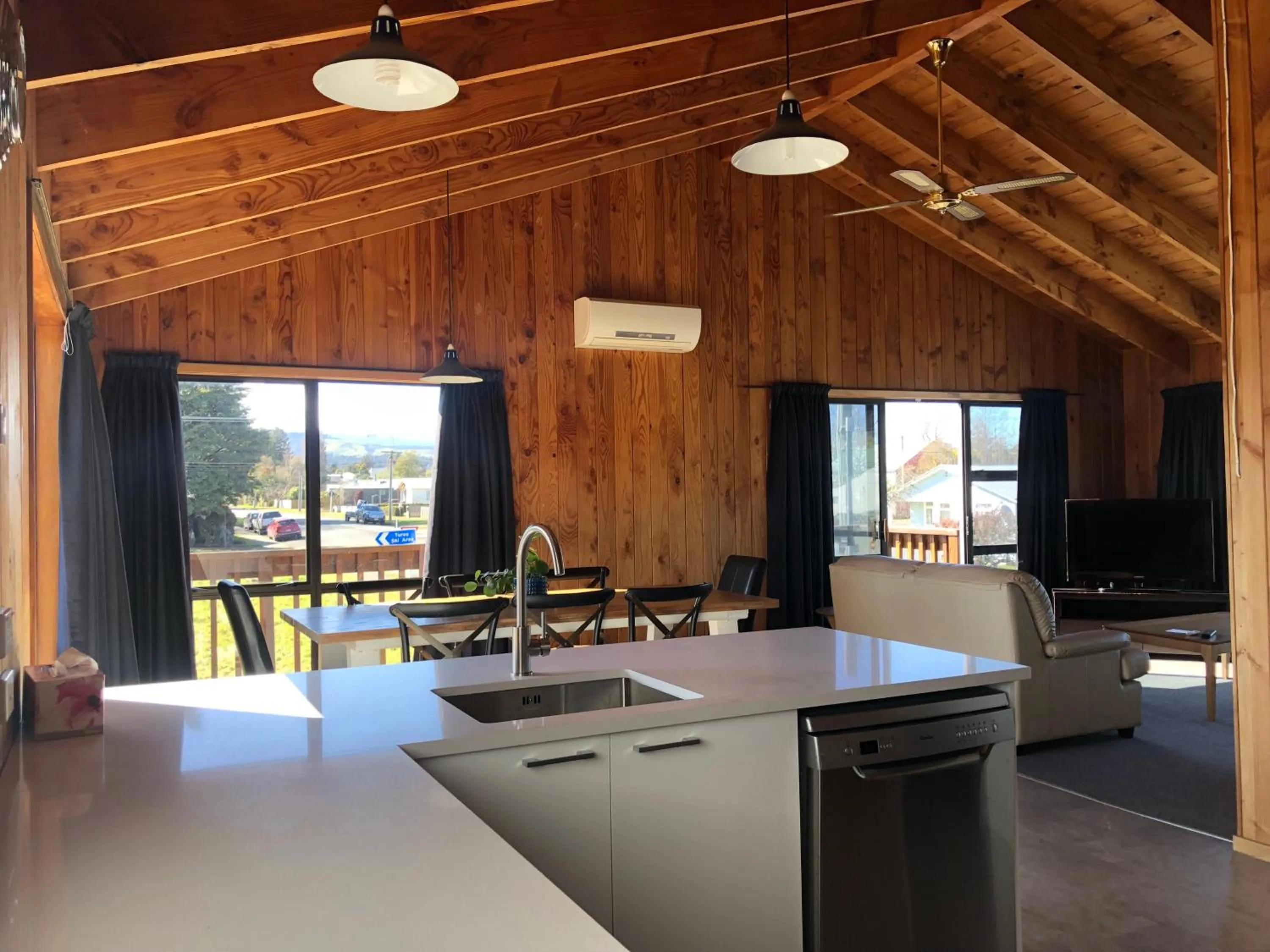 kitchen in Alpine Motel