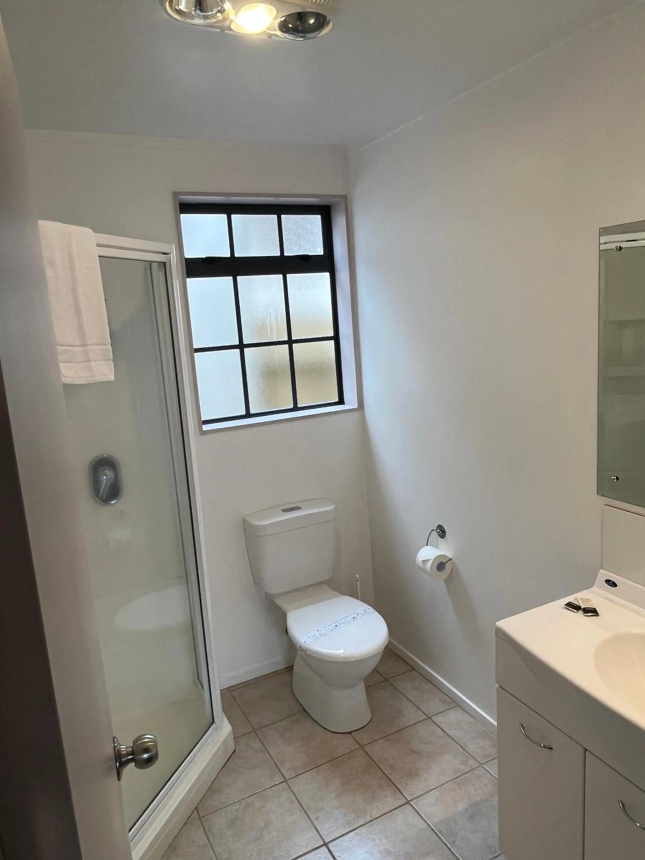 Bathroom in Alpine Motel