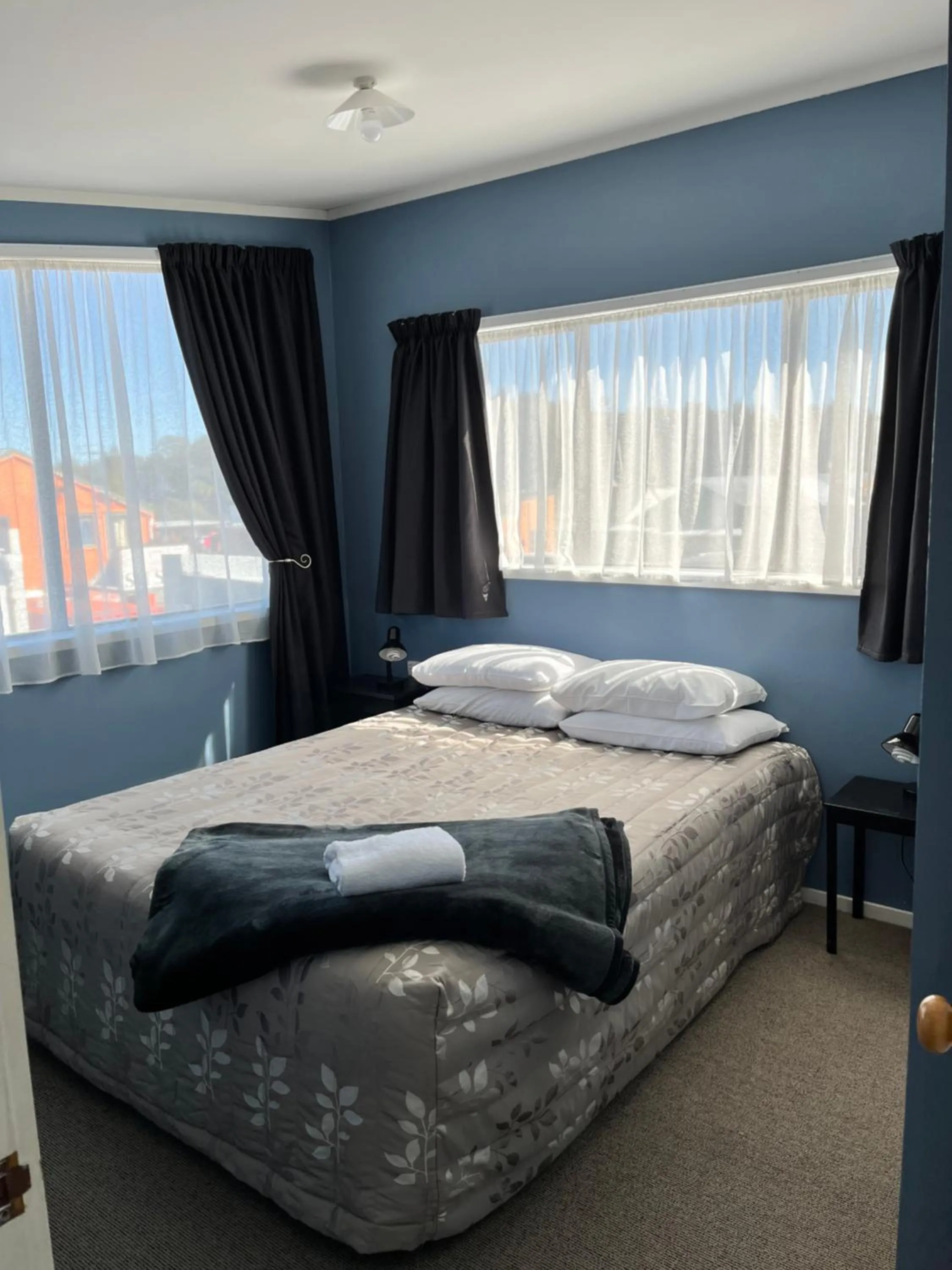 Bedroom, Bed in Alpine Motel