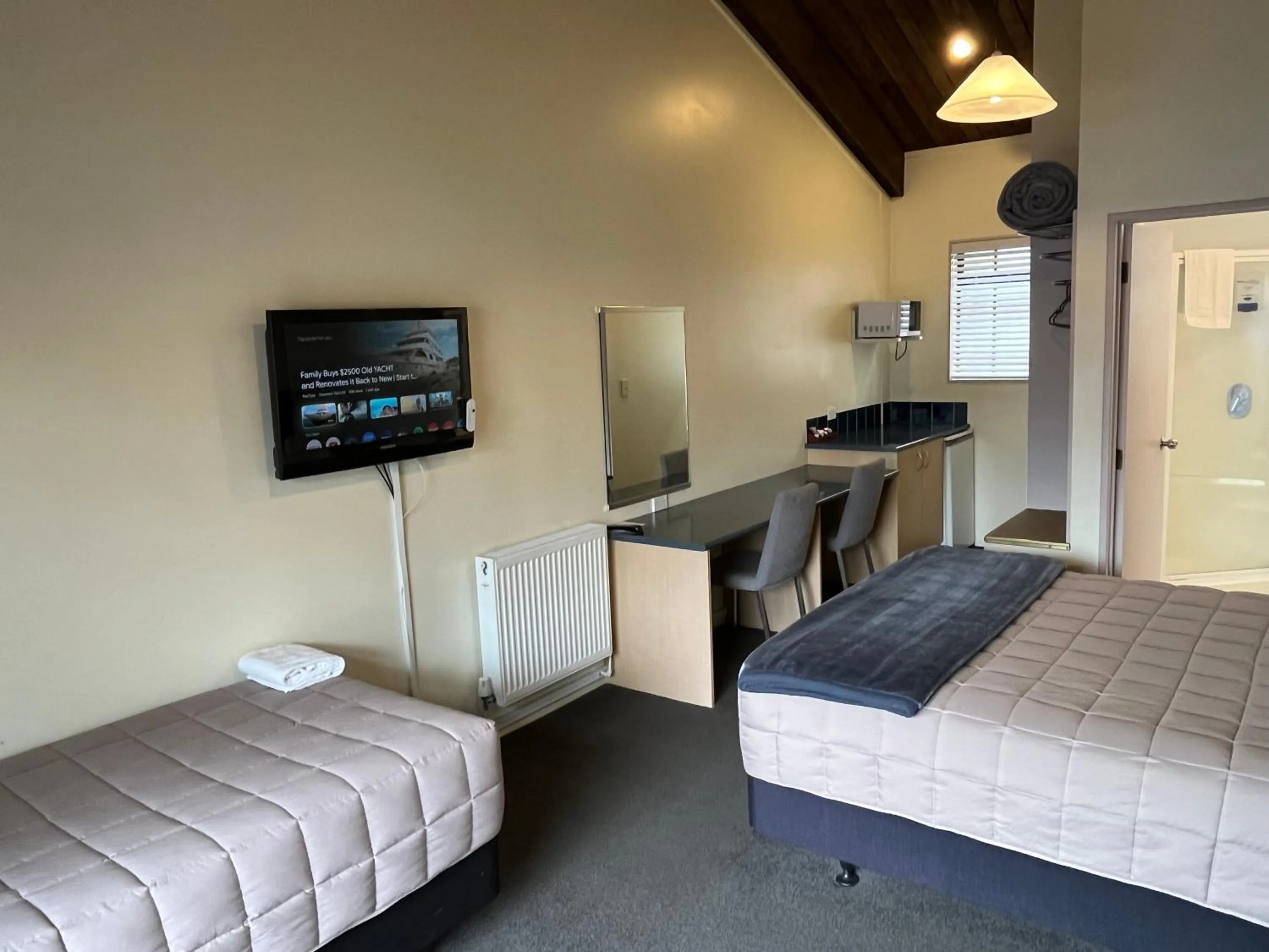 Living room, Bed in Alpine Motel