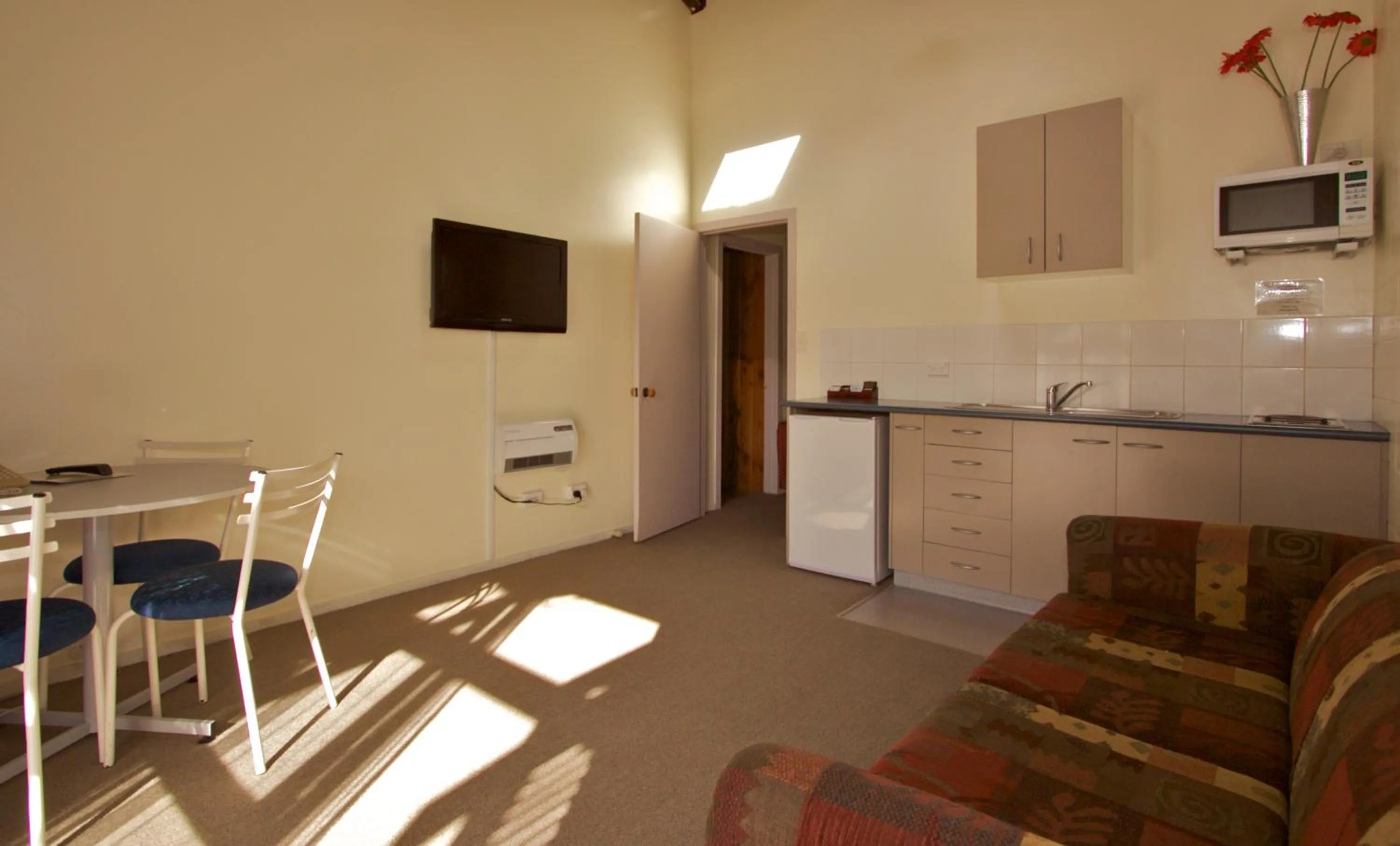 Dining area in Alpine Motel
