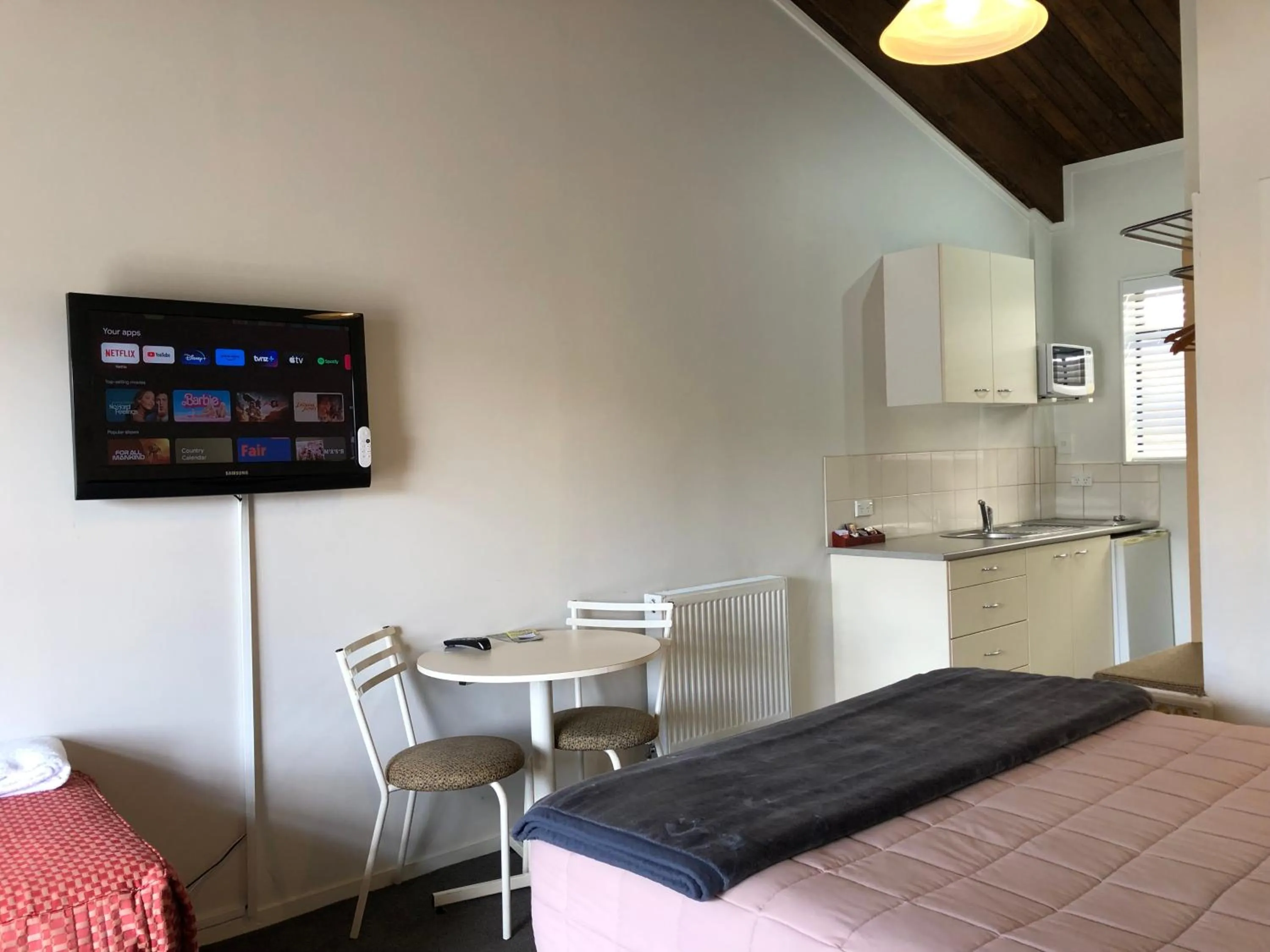 View (from property/room), Bed in Alpine Motel