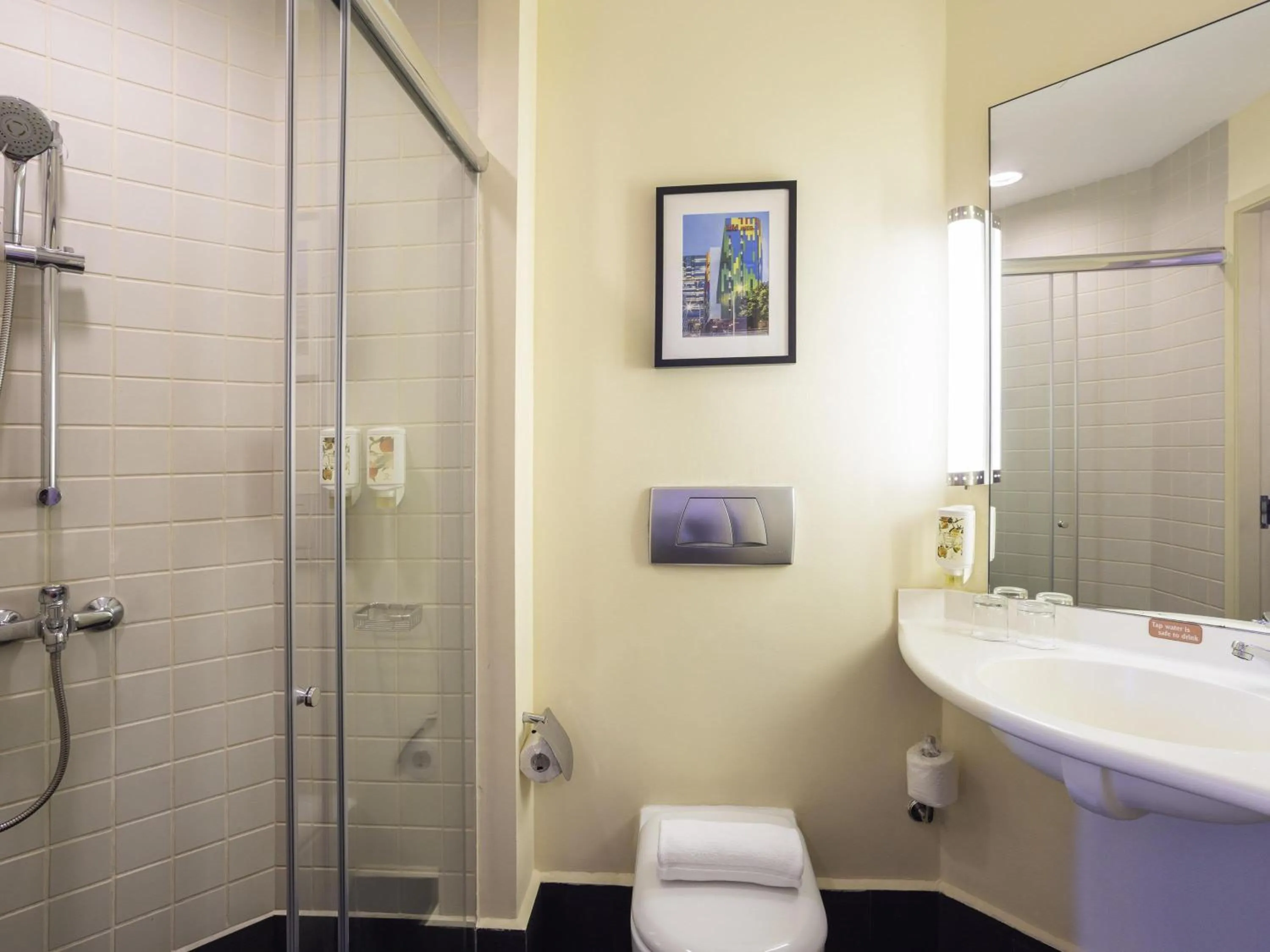 Bedroom in Ibis Singapore on Bencoolen