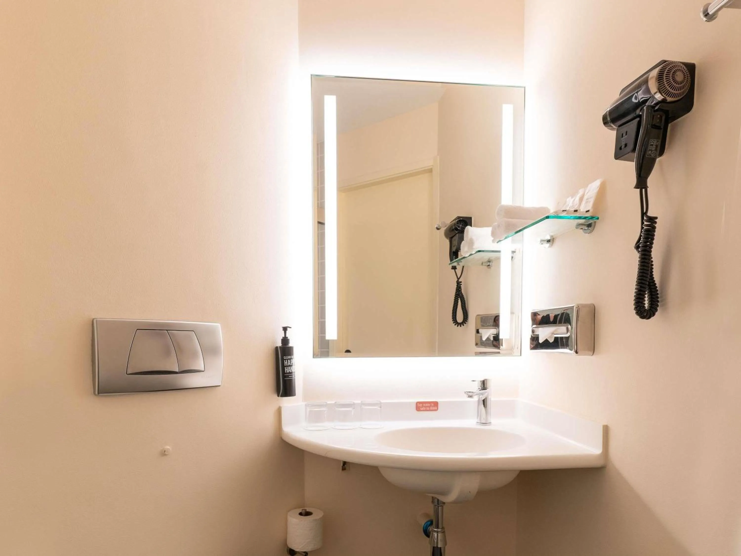 Bedroom in Ibis Singapore on Bencoolen