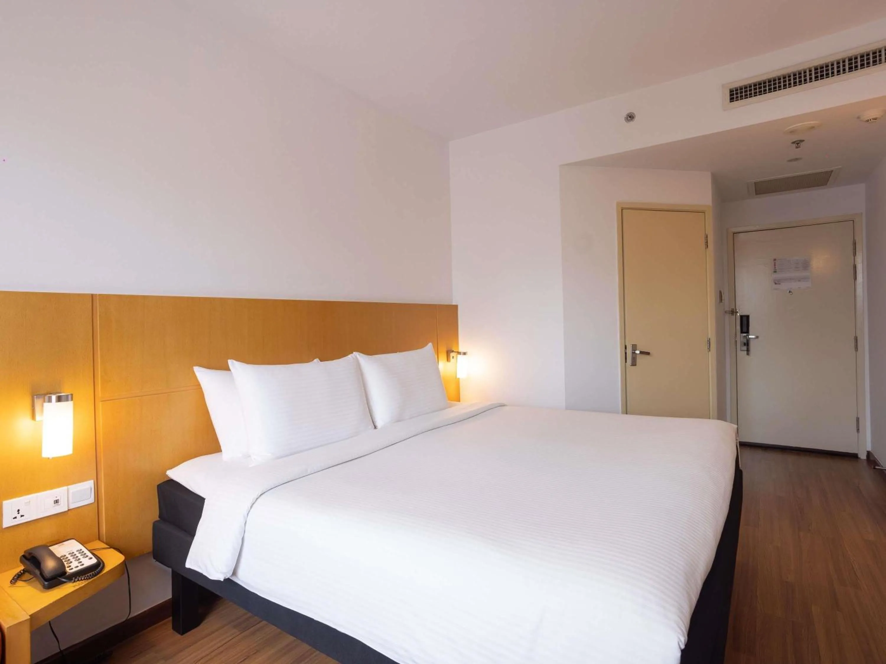 Bedroom, Bed in Ibis Singapore on Bencoolen