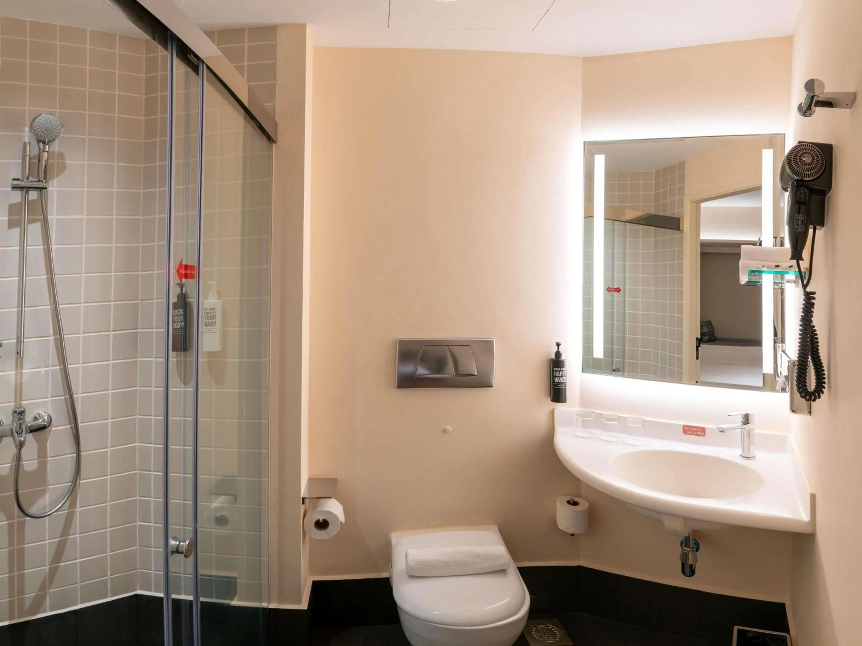 Bedroom in Ibis Singapore on Bencoolen