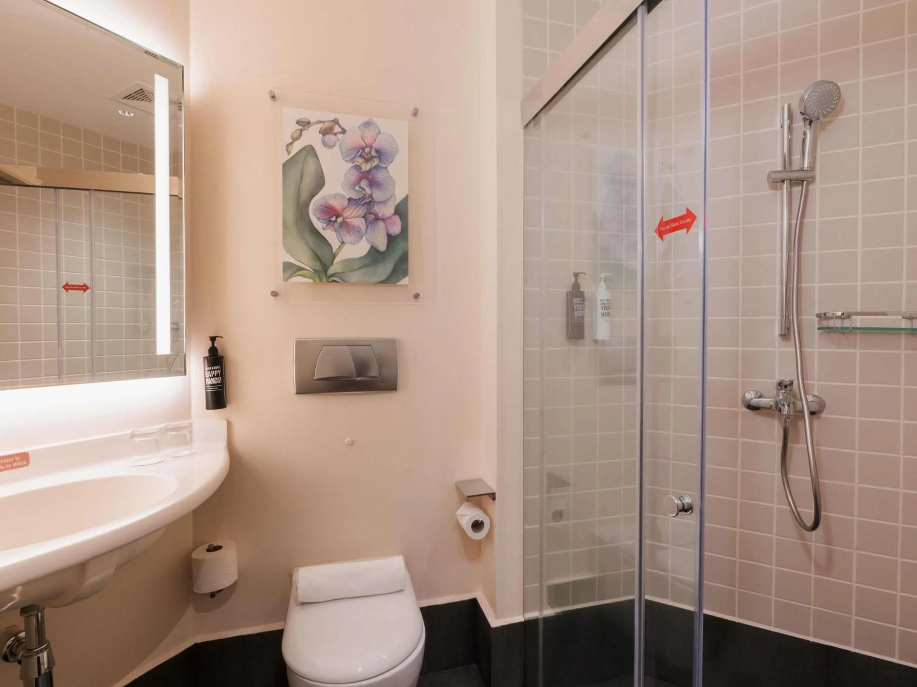 Bedroom in Ibis Singapore on Bencoolen