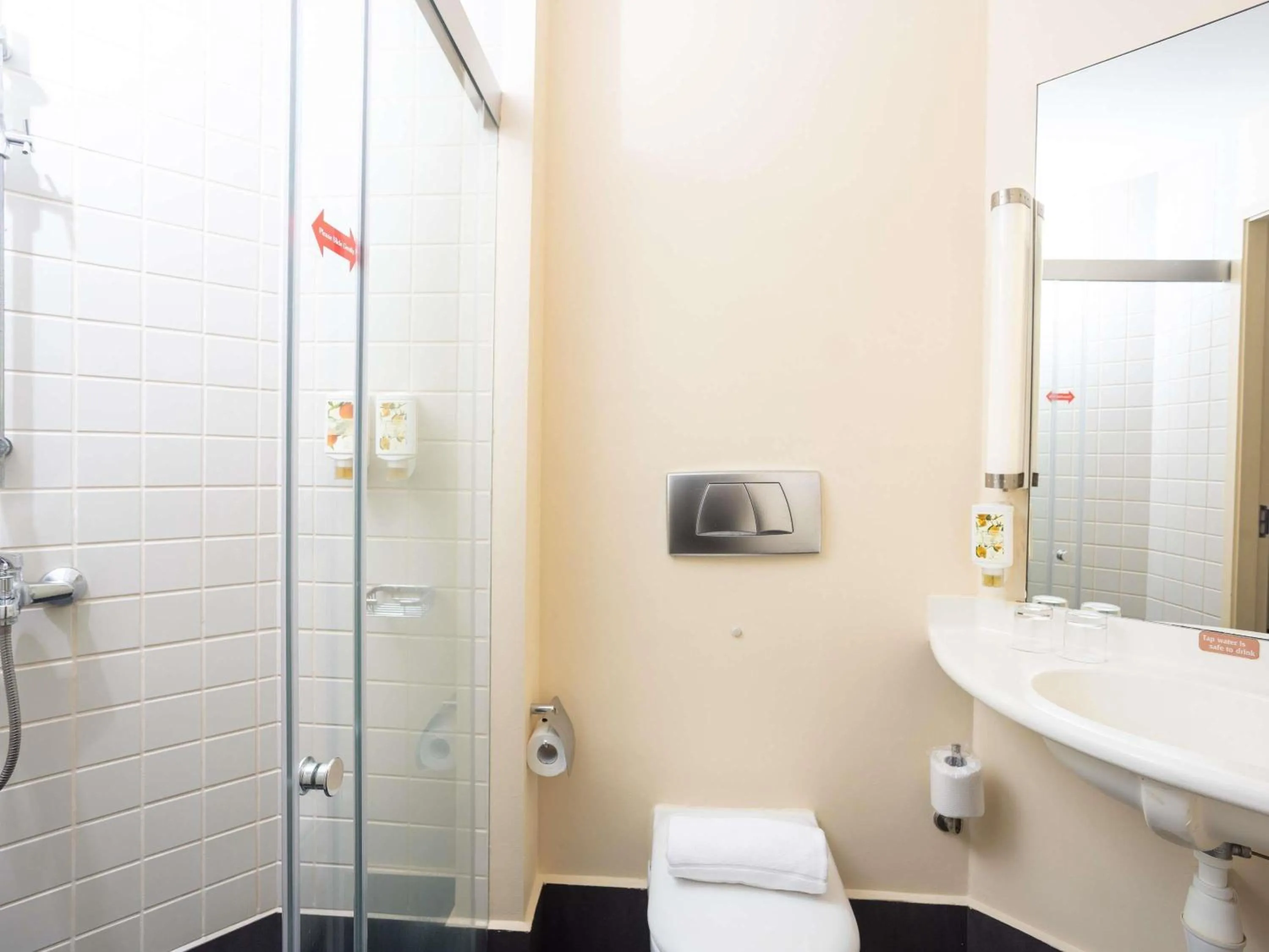 Bedroom in Ibis Singapore on Bencoolen