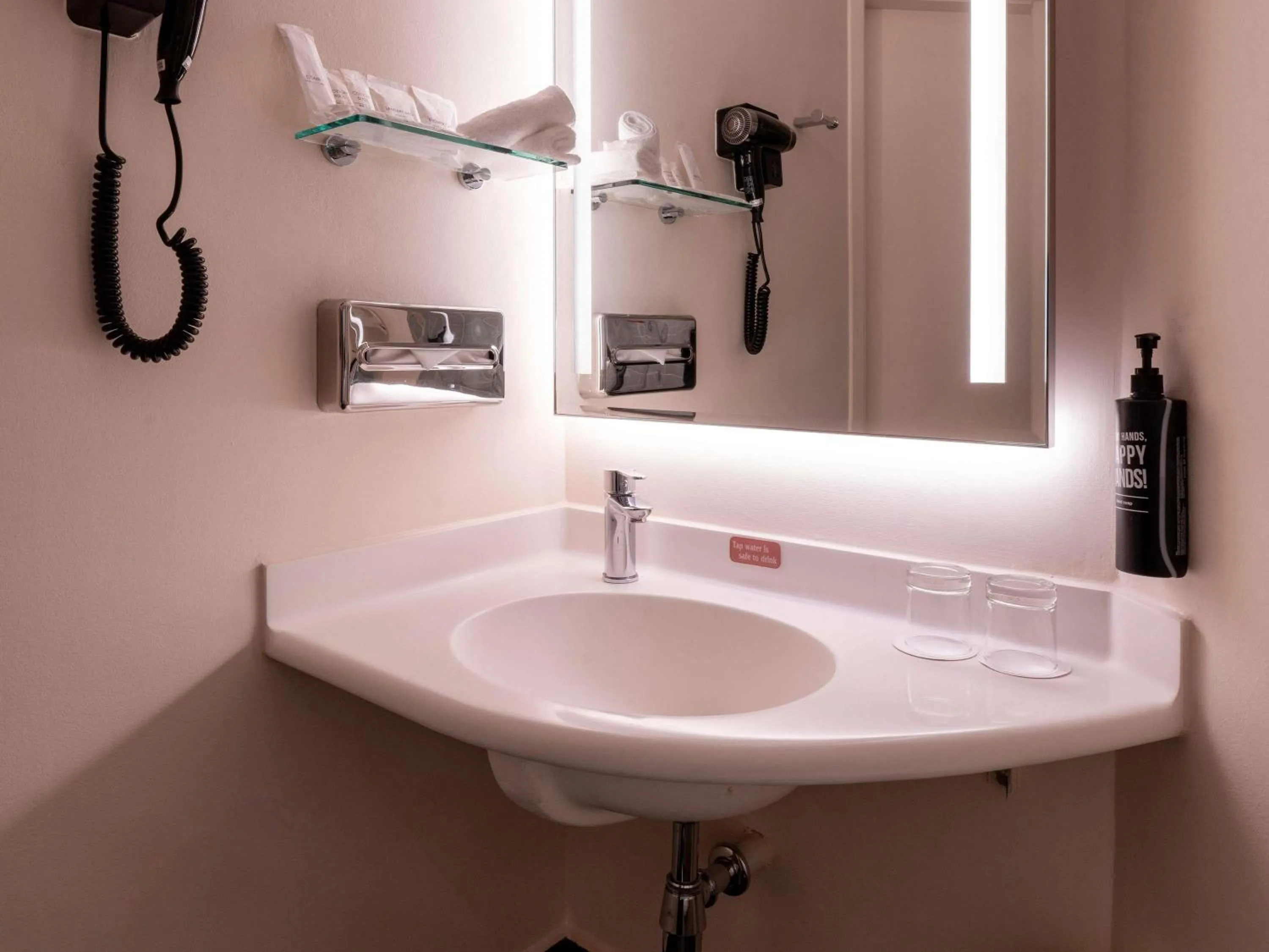 Bedroom in Ibis Singapore on Bencoolen