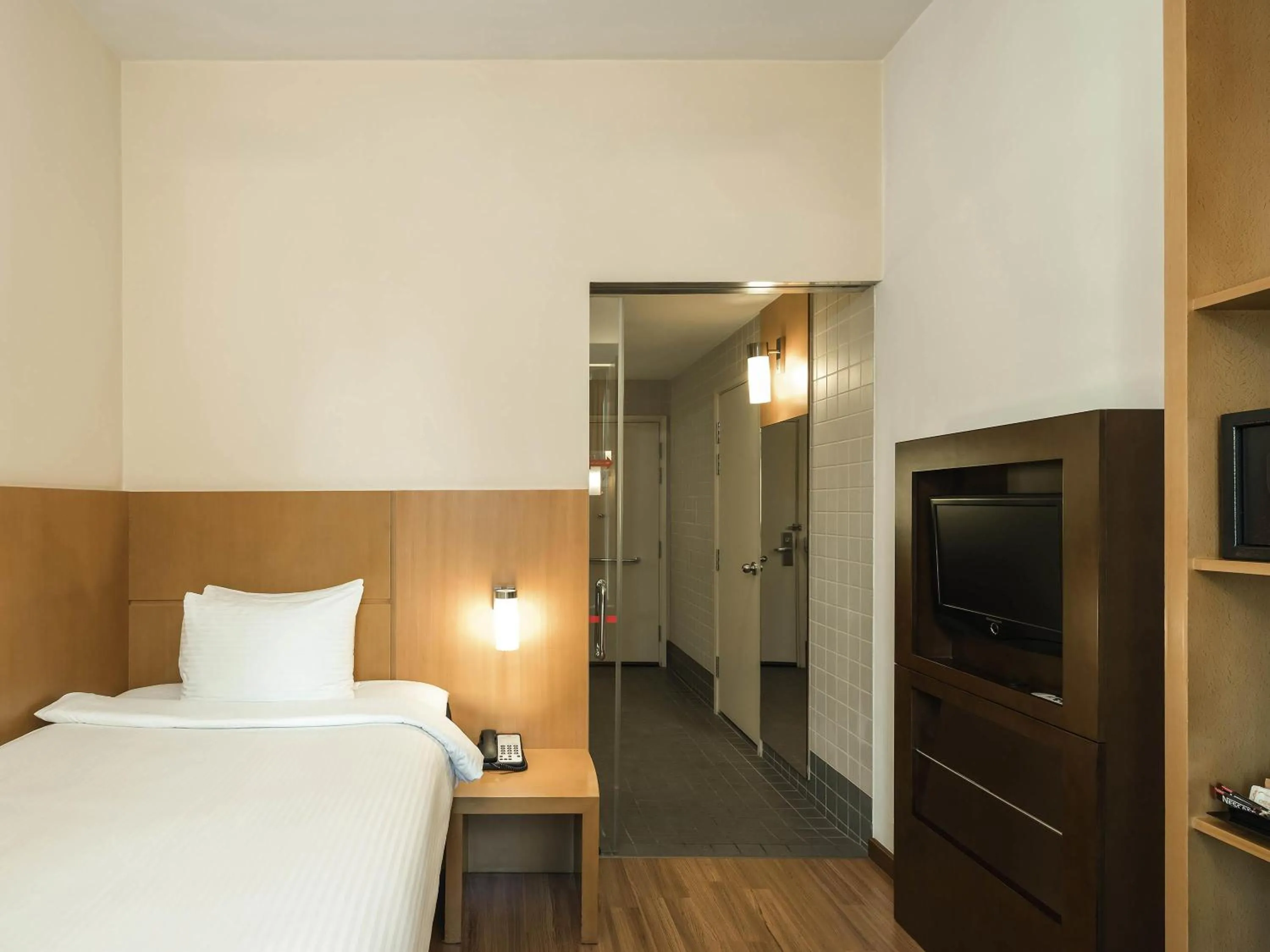 Bedroom, Bed in Ibis Singapore on Bencoolen