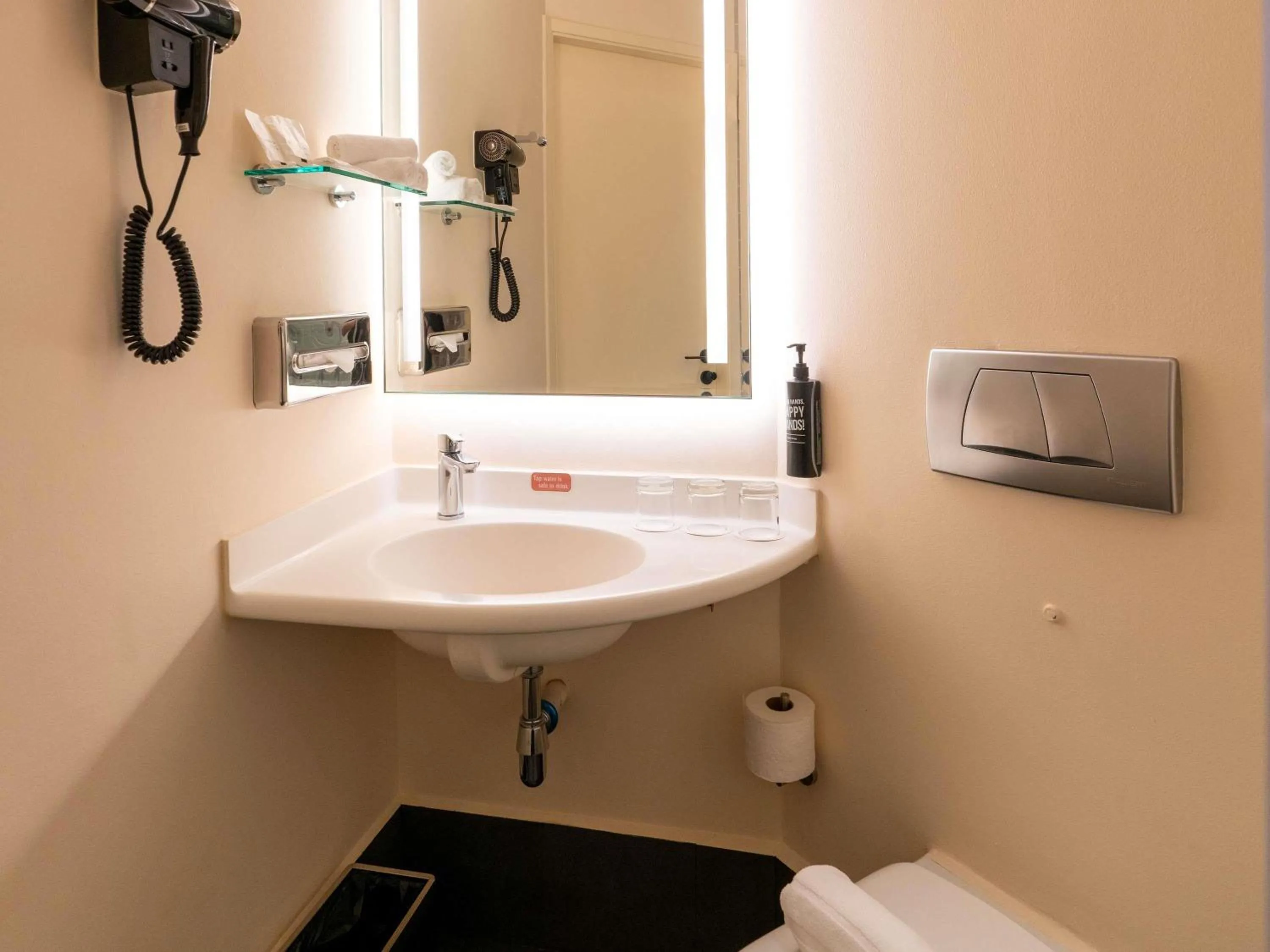 Bedroom in Ibis Singapore on Bencoolen