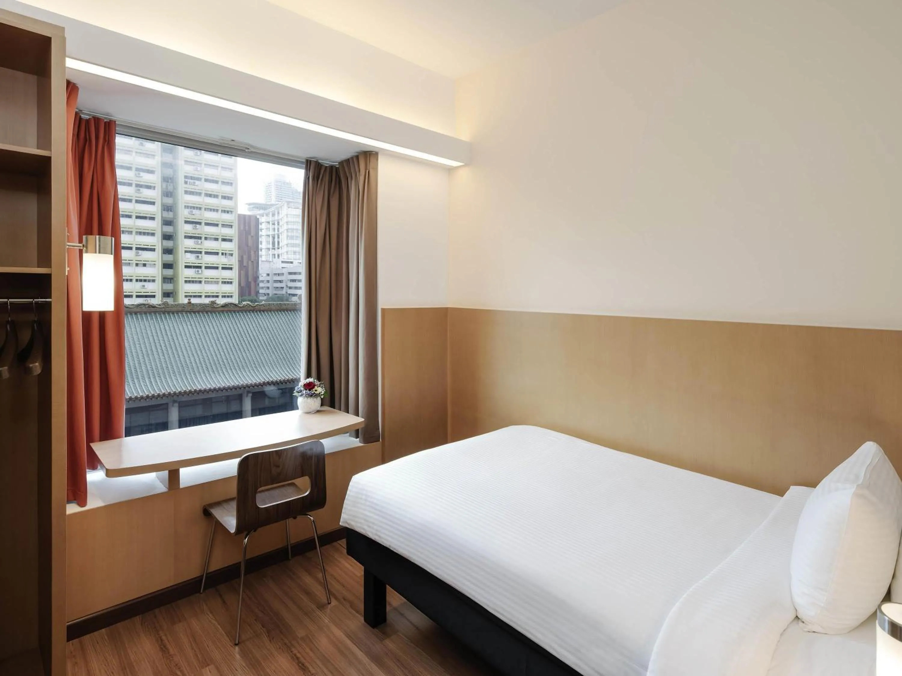 Bedroom, Bed in Ibis Singapore on Bencoolen