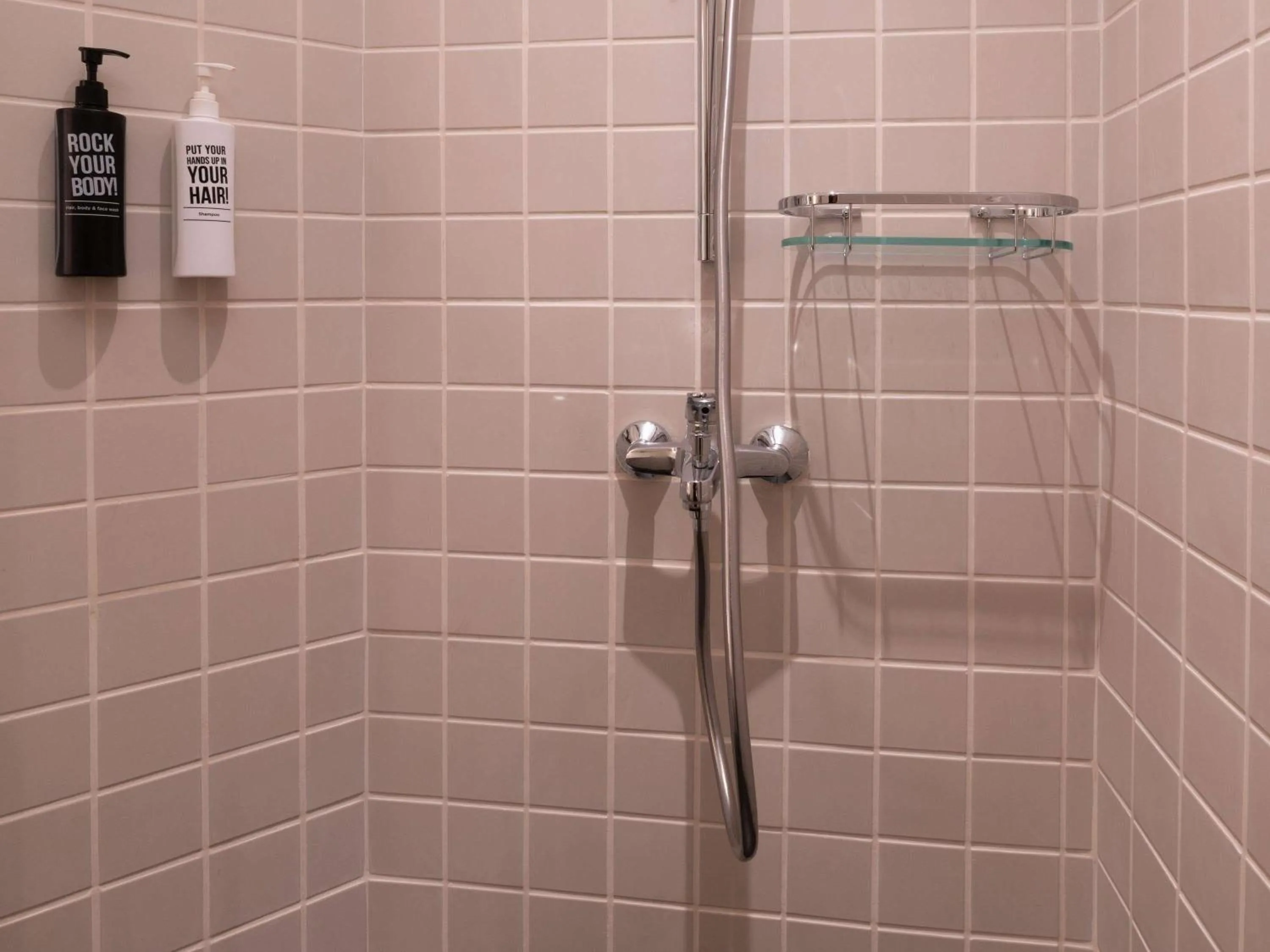 Bedroom in Ibis Singapore on Bencoolen