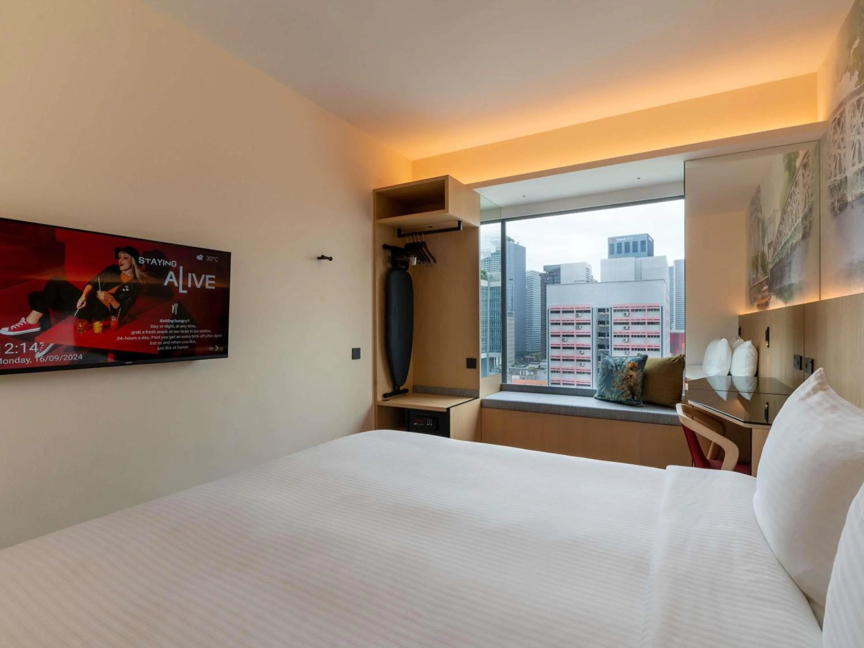 Bedroom, Bed in Ibis Singapore on Bencoolen