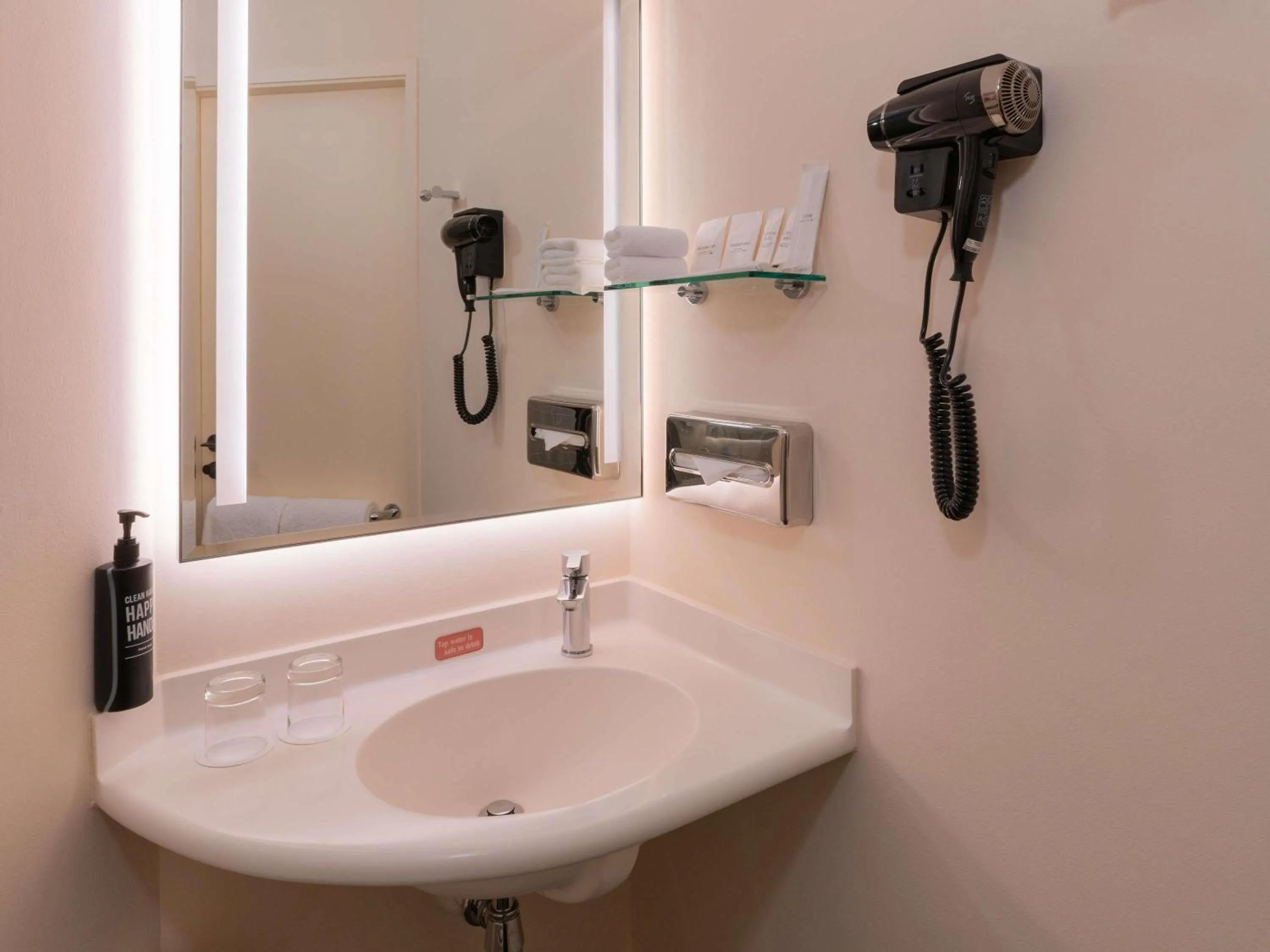 Bedroom in Ibis Singapore on Bencoolen