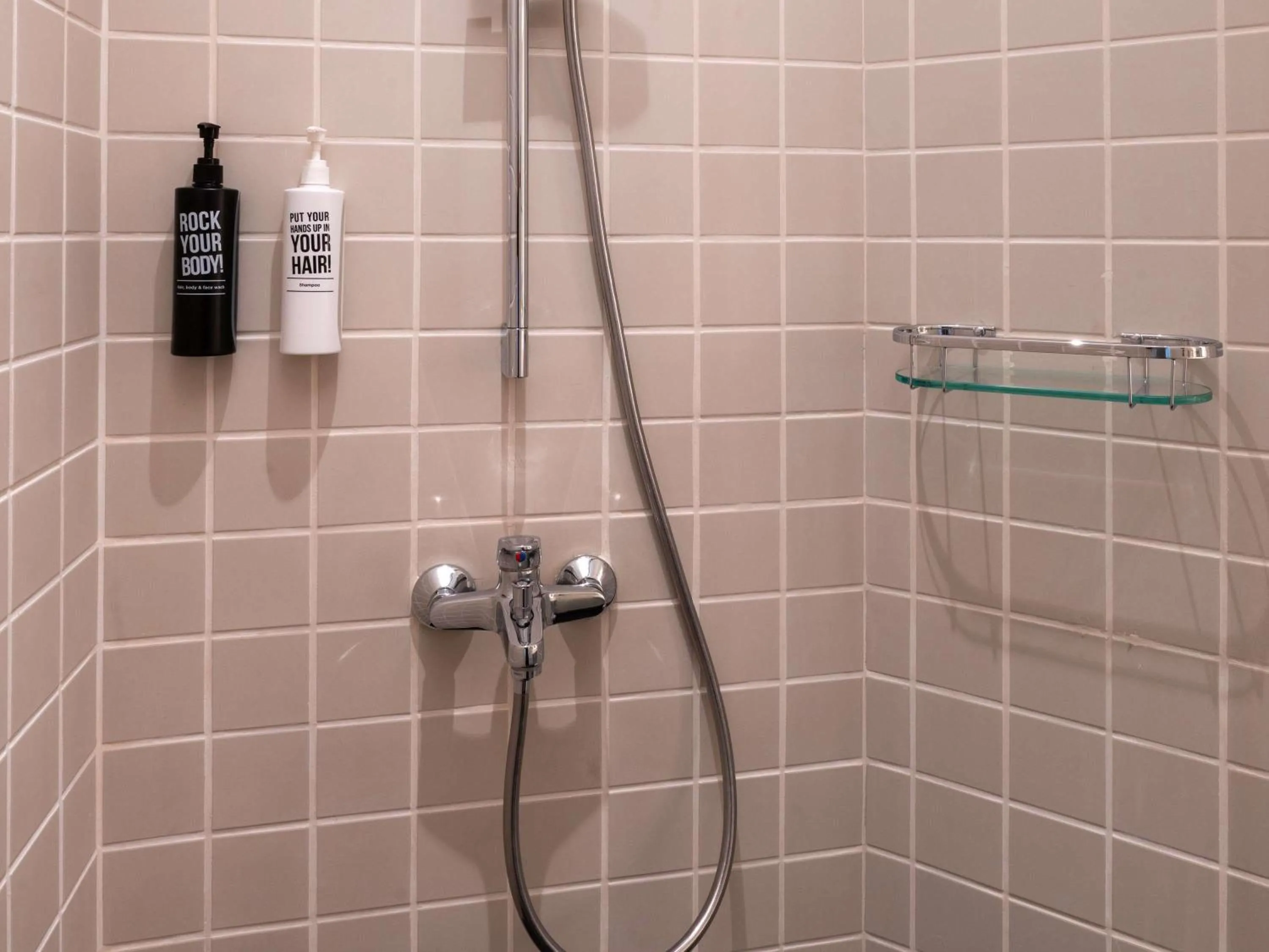 Bedroom in Ibis Singapore on Bencoolen