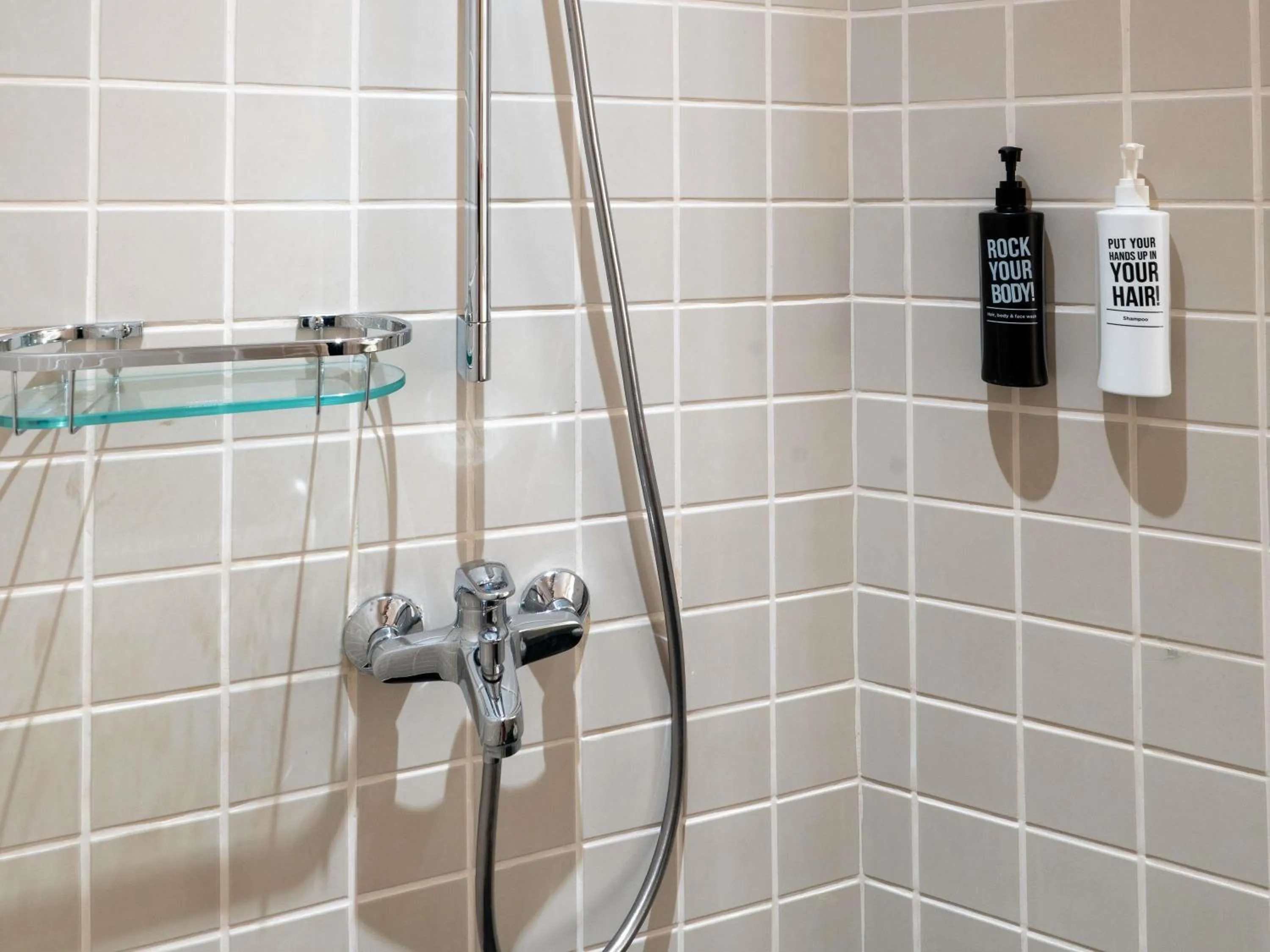 Bedroom in Ibis Singapore on Bencoolen